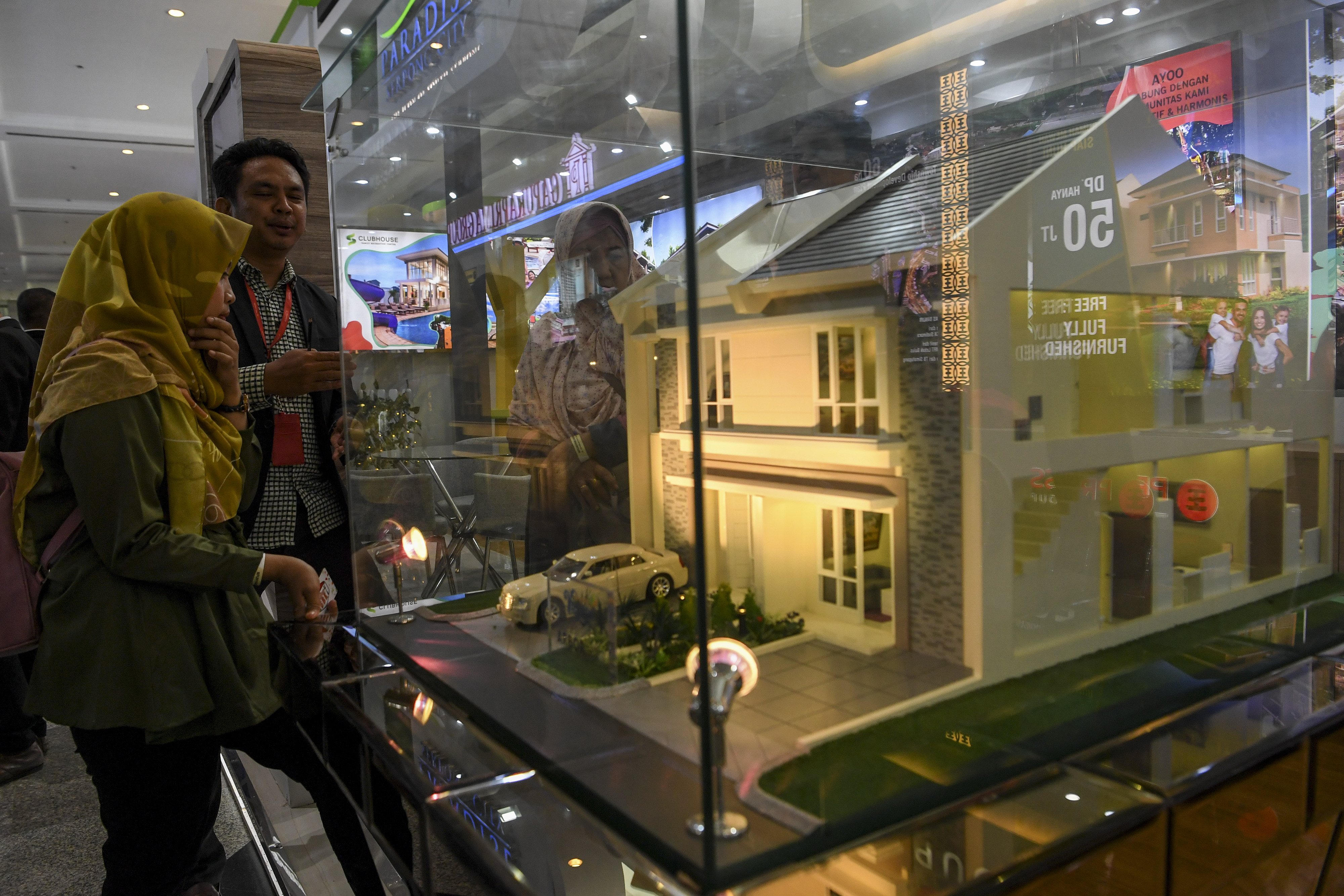 Pengunjung mendapatkan penjelasan dari pihak pengembang perumahan saat pameran hunian Indonesia Property Expo 2020 di Jakarta.