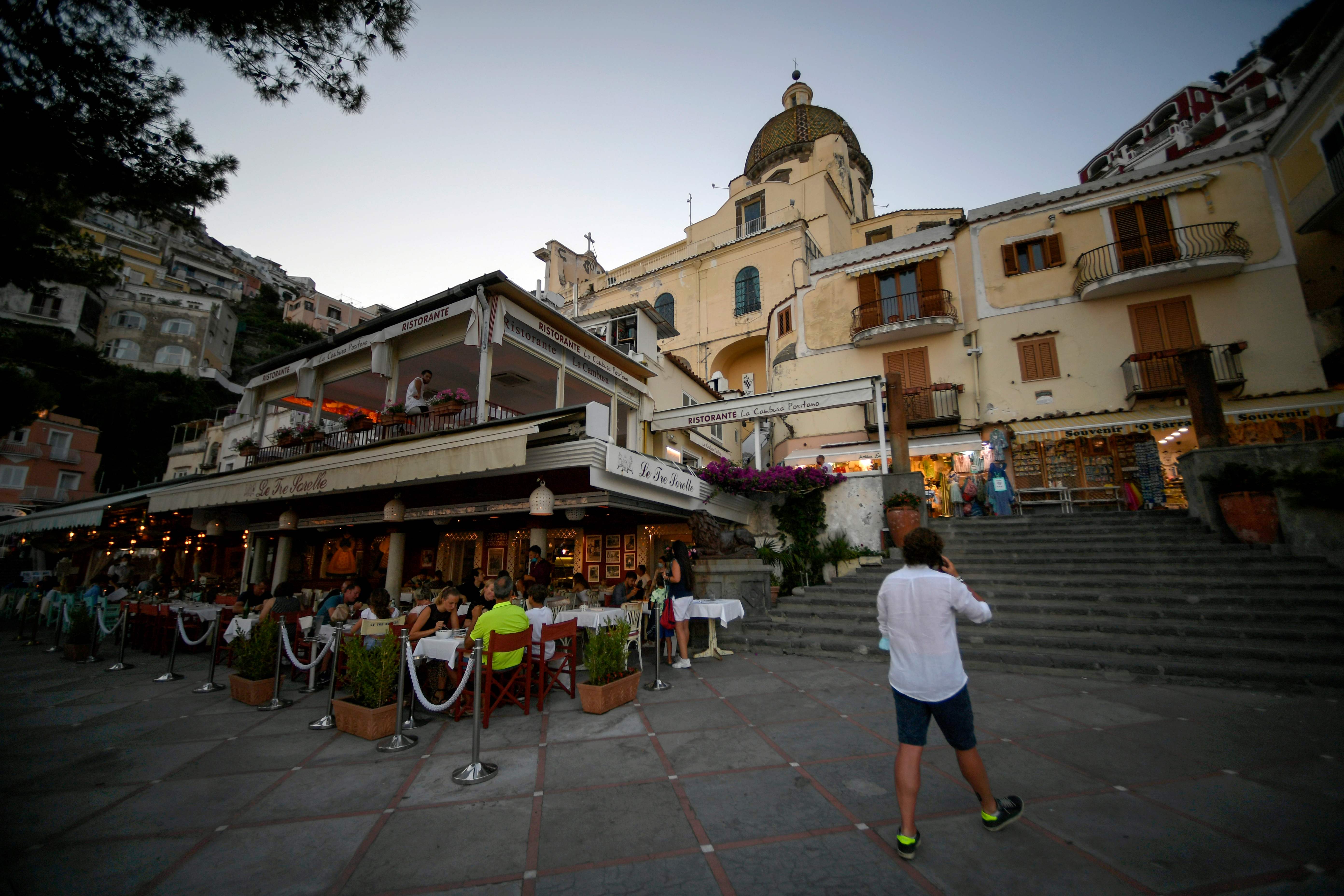 Warga Italia makan di sebuah restoran di Positano, Italia Utara.