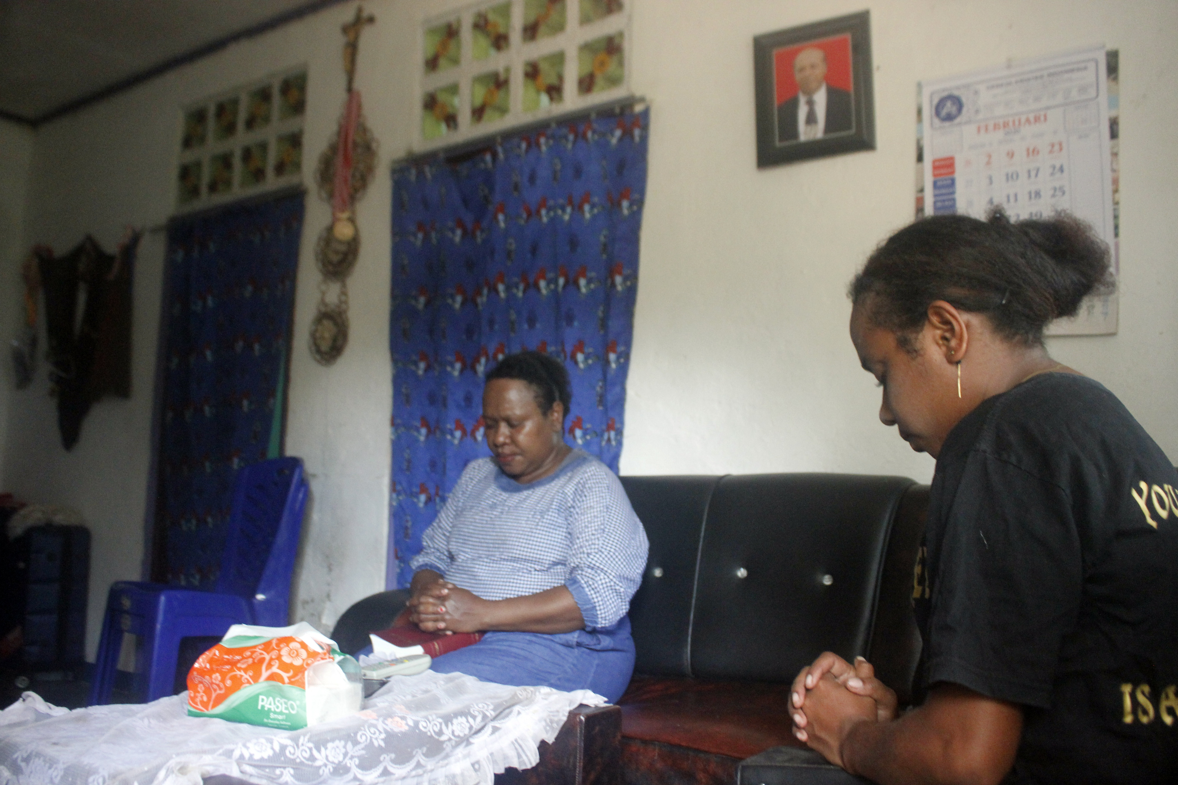 Warga beribadah di rumah karena pandemi covid-19 di Sorong, Papua Barat.