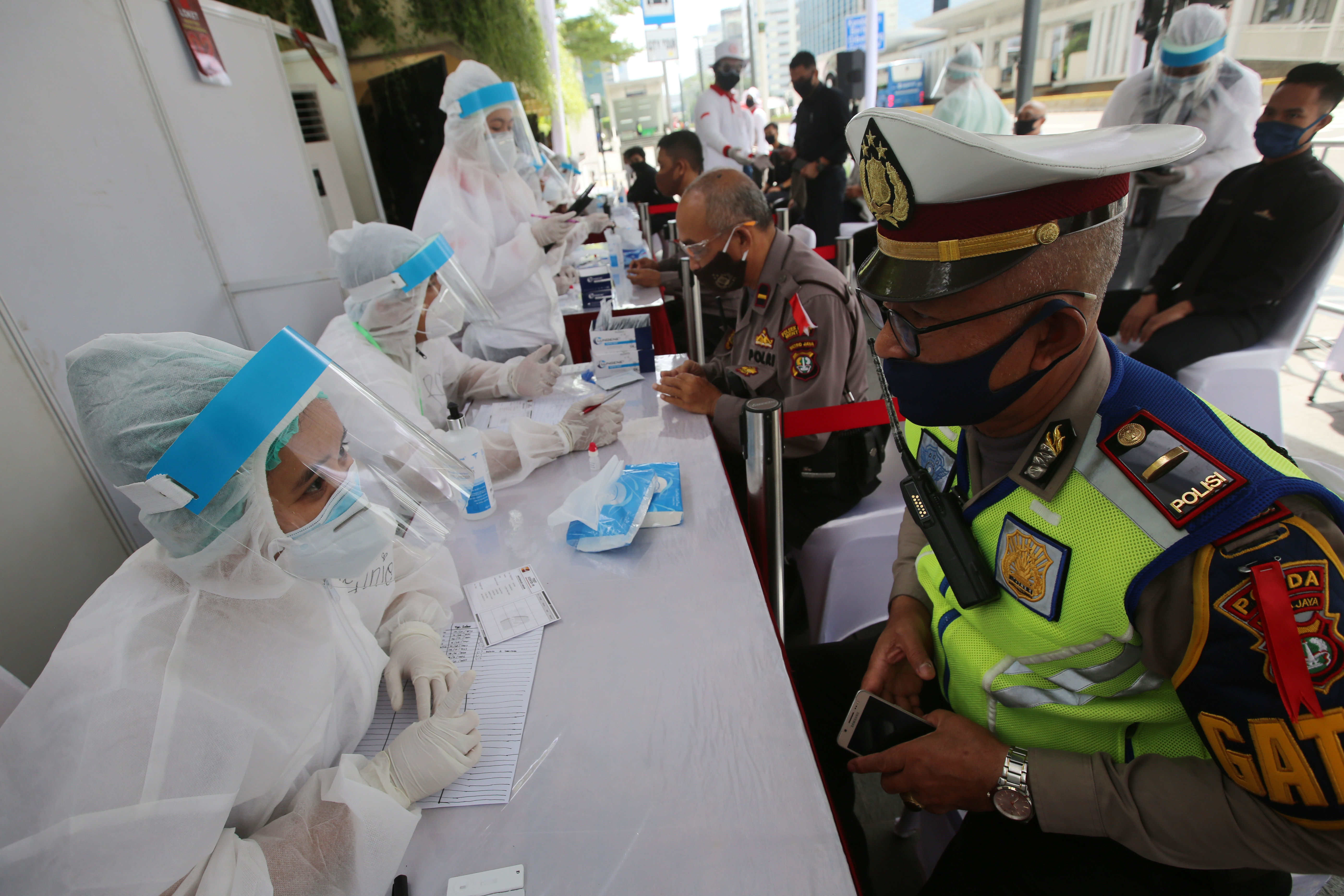 Warga mengikuti tes cepat (rapid test) antibodi Covid-19 di Bundaran HI, Jakarta 