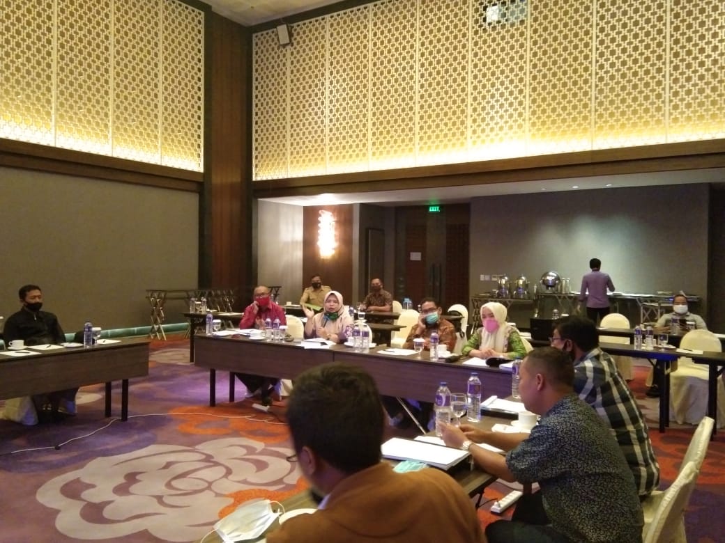 Rapat Banggar DPRD dengan OPD Purwakata dilaksanakan di hotel berbintang di Bandung. Rapat bubar setelah pimpinan DPRD positif Covid-19.