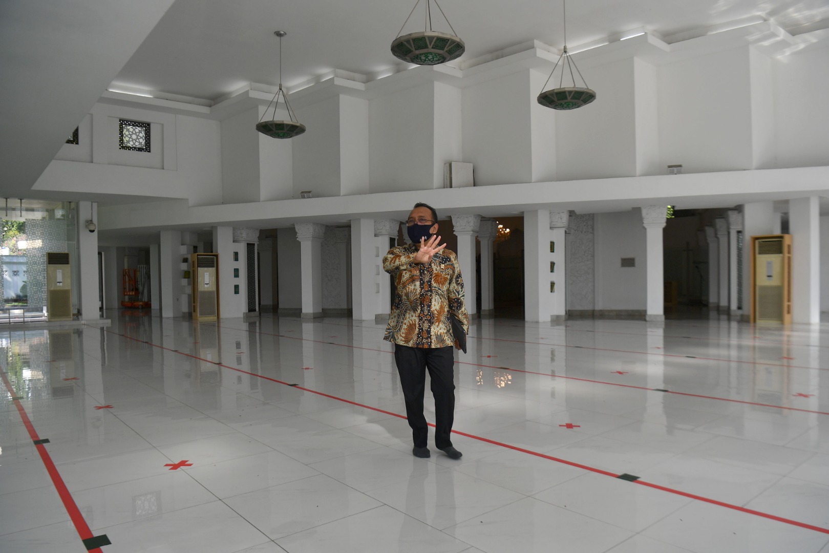 Mensesneg Pratikno menjelaskan penerapan prosedur normal baru di Masjid Baiturrahim, Kompleks Istana Kepresidenan, Jakarta, Kamis (4/6).