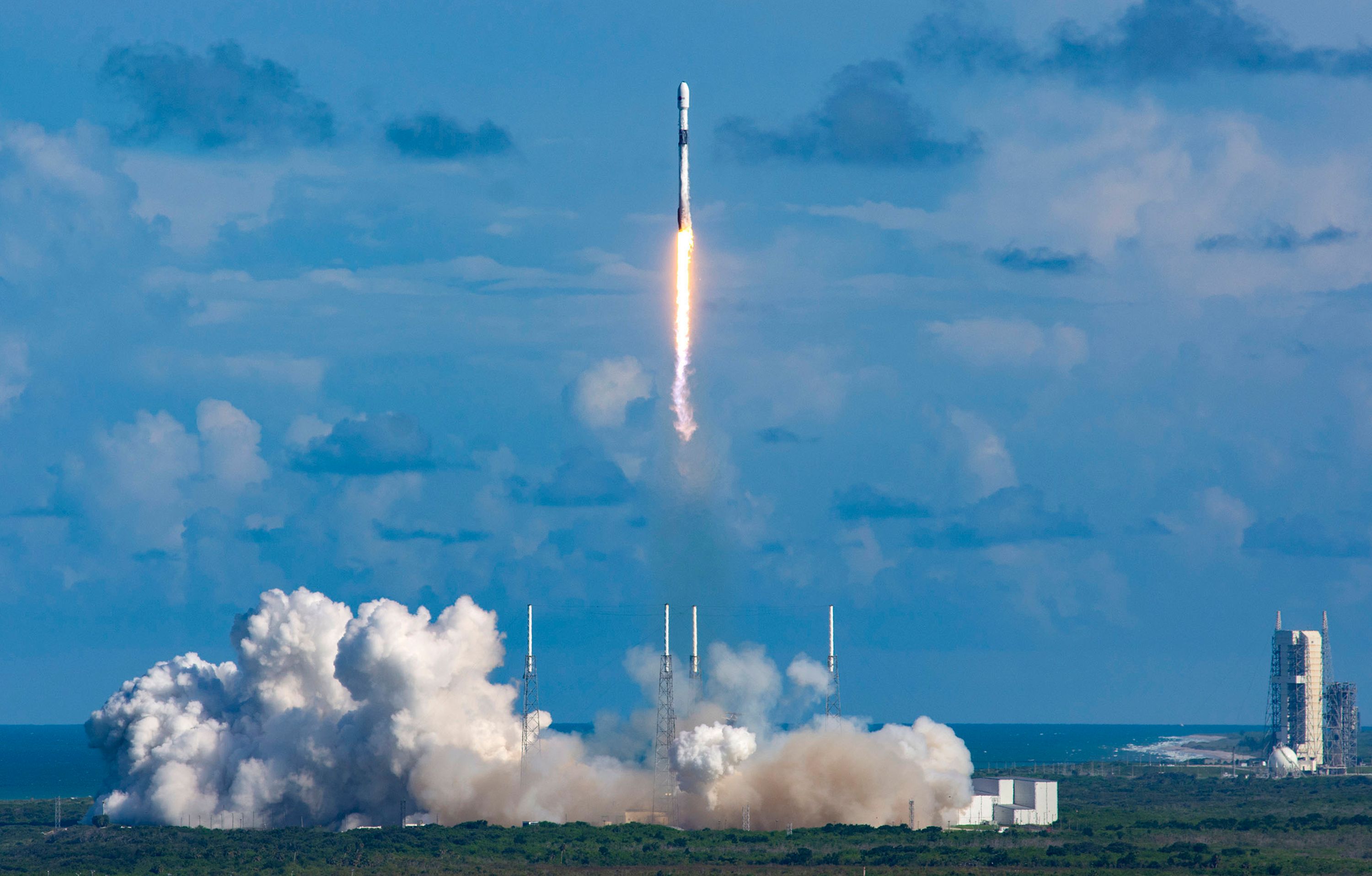 Roket Falcon 9 yang membawa satelit komunikasi militer Korsel ANASIS-II bertolak dari Cape Canaveral, AS.