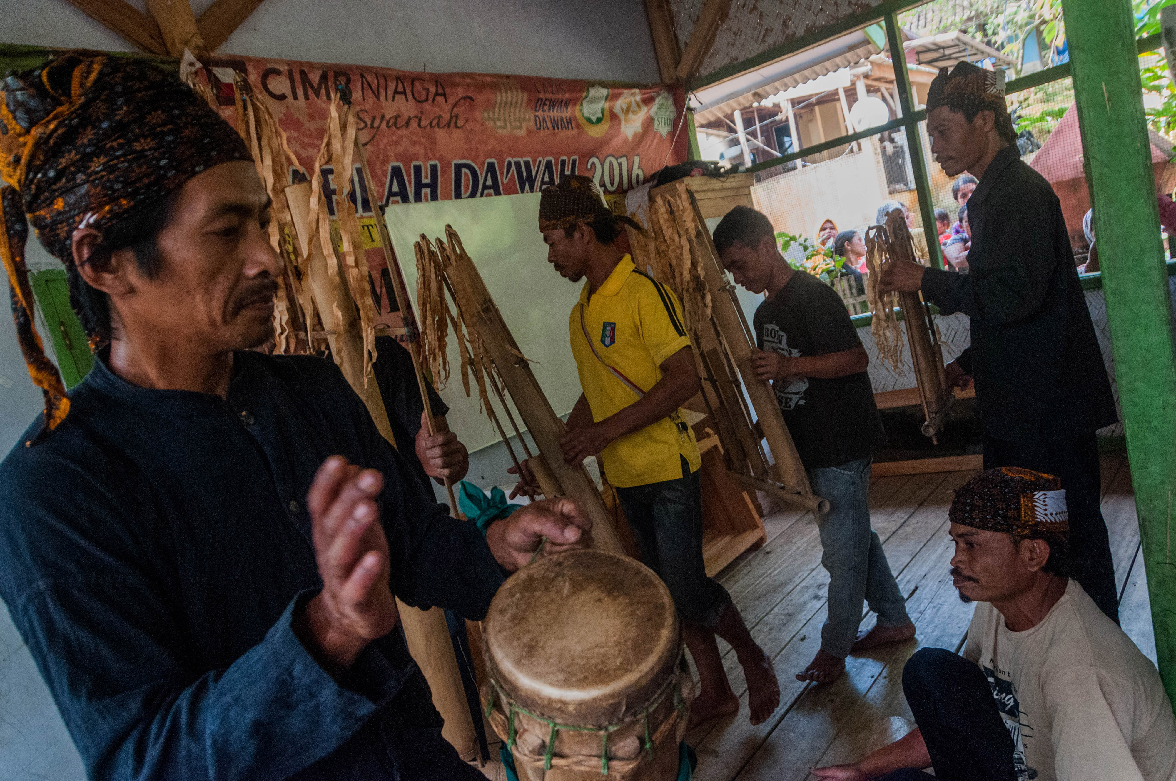 Warga saat latihan prosesi ritual adat Seren Taun dan menyambut kedatangan para tamu, di Desa Cibarani, Lebak, Banten, (5/7/20).