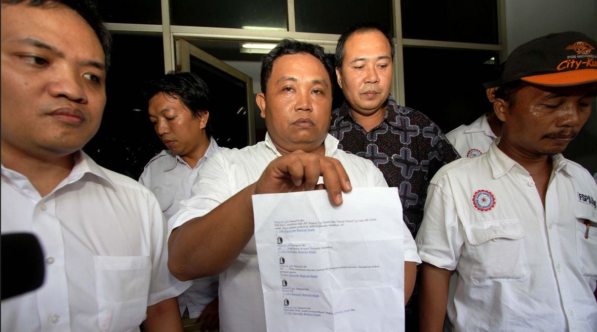 Arief Poyuono (tengah) di Polda Metro Jaya, Sabtu (4/6/2011).