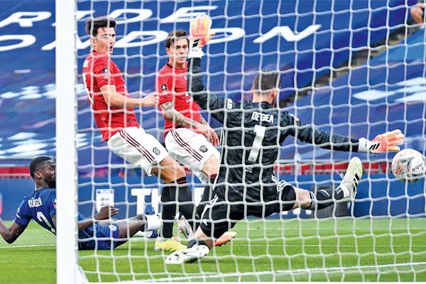 Bek Manchester United Harry Maguire (kedua dari kiri) melakukan gol bunuh diri ketika timnya tampil melawan Chelsea