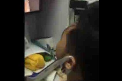 Tangkapan layar orang yang diduga eks pegawai Starbucks sedang mengintip pengunjung melalui CCTV