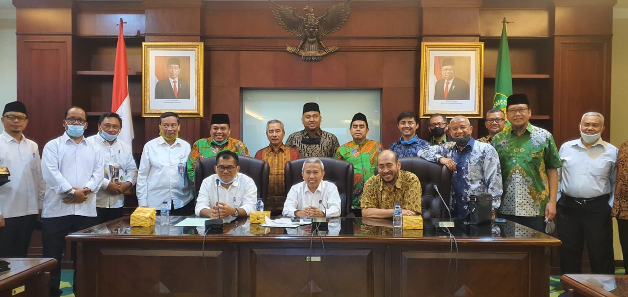 Dirjen Penyelenggaraan Haji dan Umrah Nizar Kemenag (tengah) bersama Asosiasi PPUI membahas rancangan Peraturan Menag, Senin (27/7/2020).
