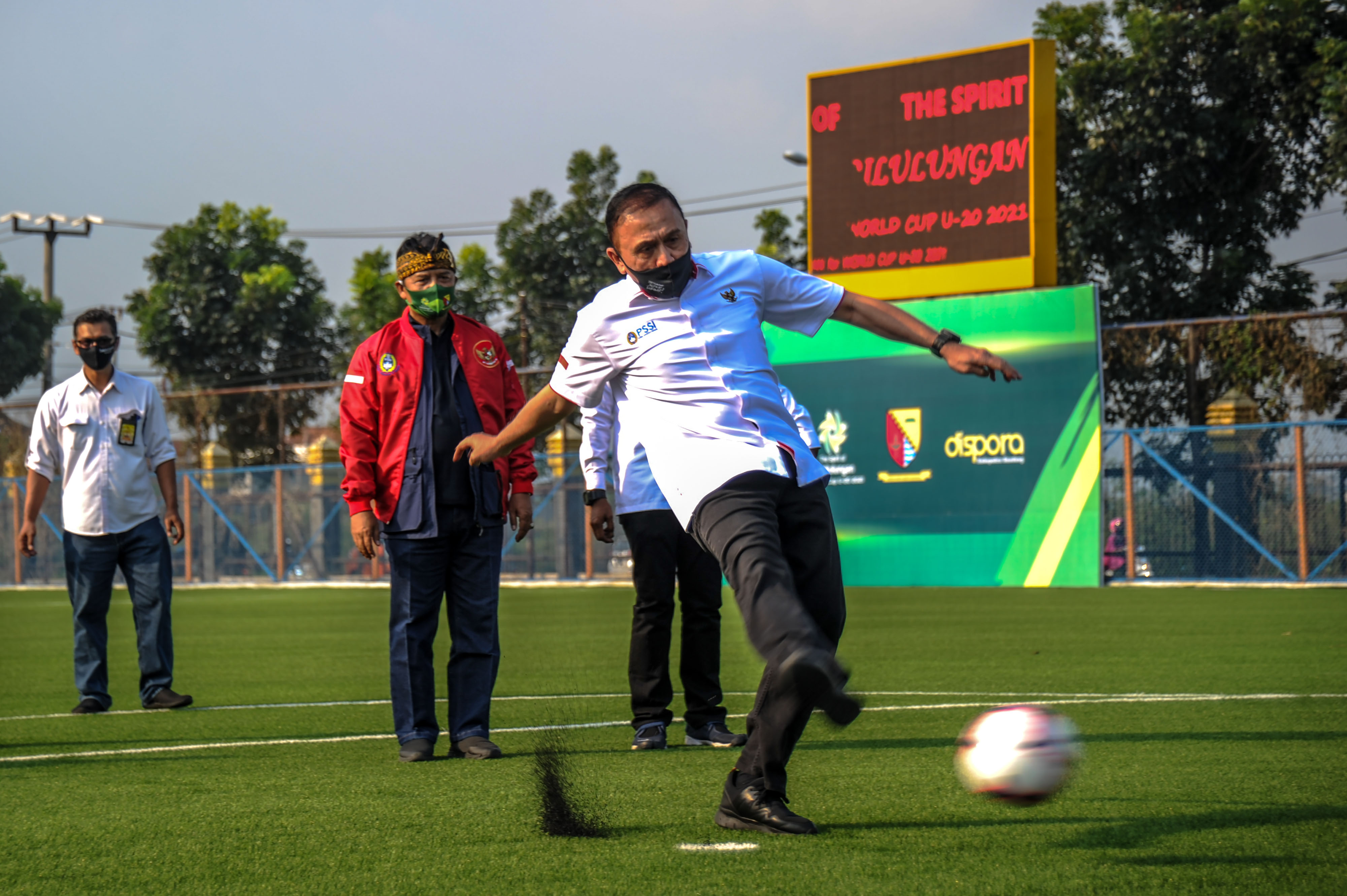 Ketum PSSI Mochamad Iriawan menendang bola ke arah gawang saat peresmian lapangan.