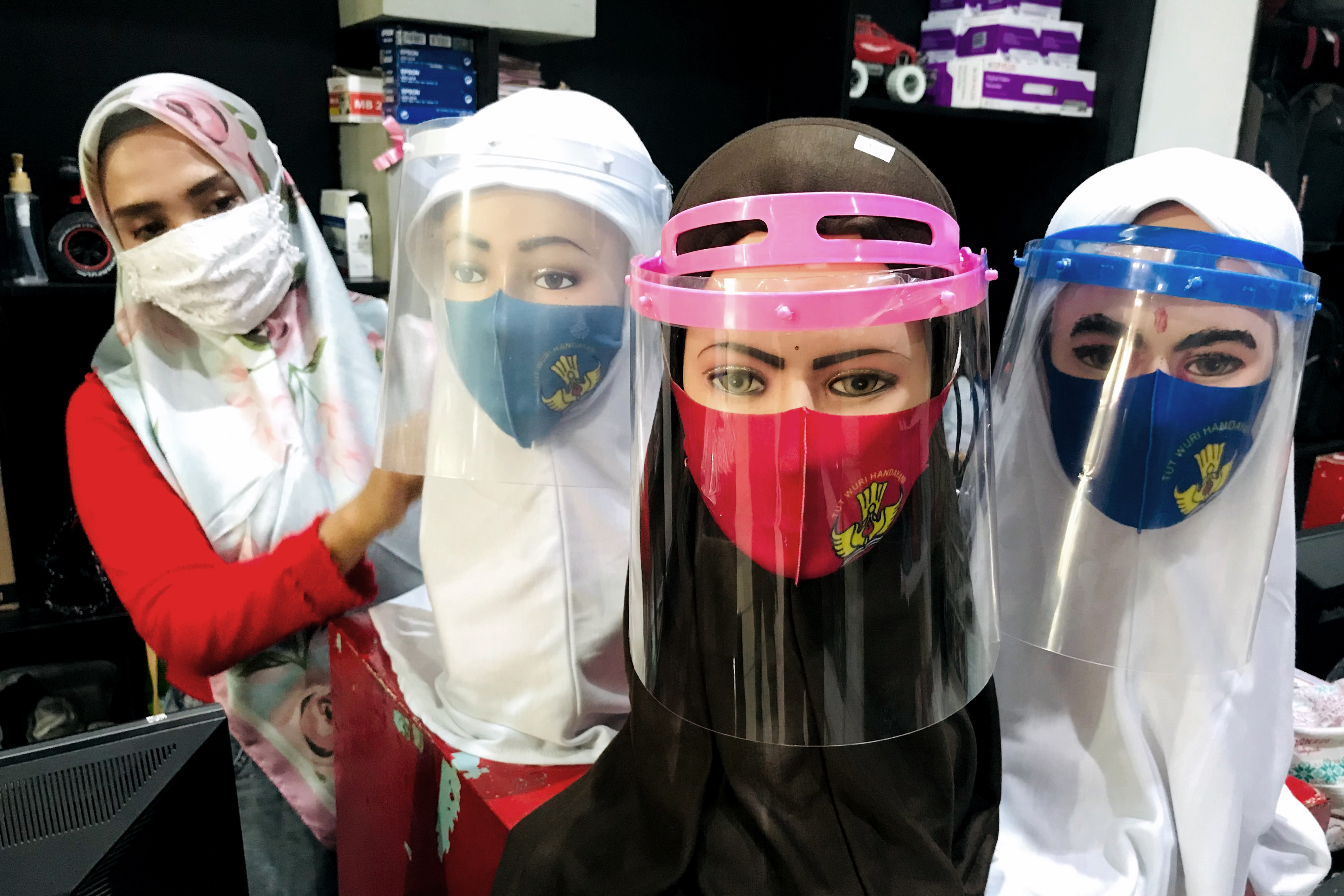 Penjual memajang manekin yang mengenakan masker bagi pelajar di sebuah toko di Bengkulu, Kamis (2/7).