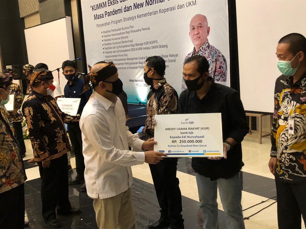 Pelatihan bagi koperasi dan UMKM untuk menghadapi Covid-19 dan penyerahan KUR oleh Bank BJB yang dihadiri Menkop dan UKM Teten Masduki.