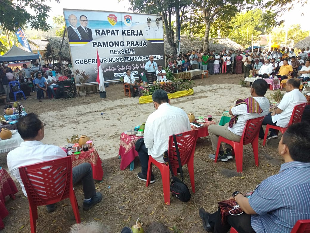 Gubernur NTT Viktor B Laiskodat menggelar rapat Pamong Praja di Desa Pasir Putih, Kecamatan Nagawutung, Kab.Lembata.