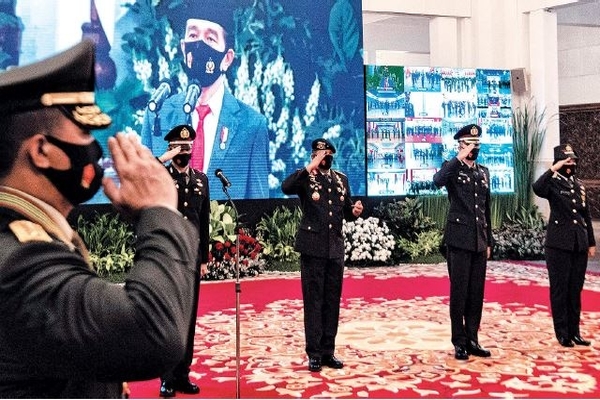 Presiden Joko Widodo memberi hormat saat mengikuti peringatan ke-74 Hari Bhayangkara di Istana Negara, Jakarta, kemarin