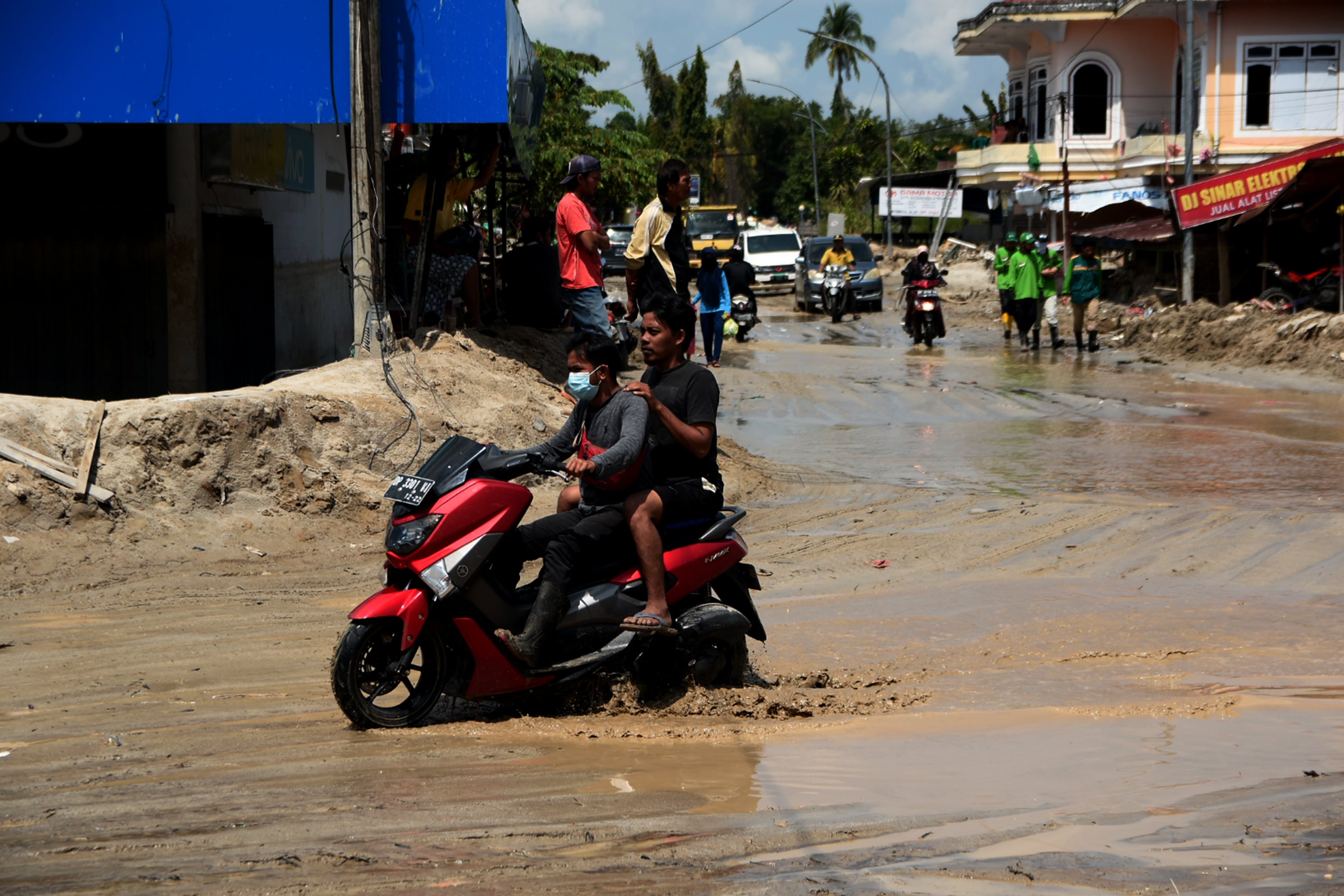 Sejumlah kendaraan melintas di Jalan Trans Sulawesi di Kabupaten Luwu Utara, Sulawesi Selatan, Jumat (24/7).