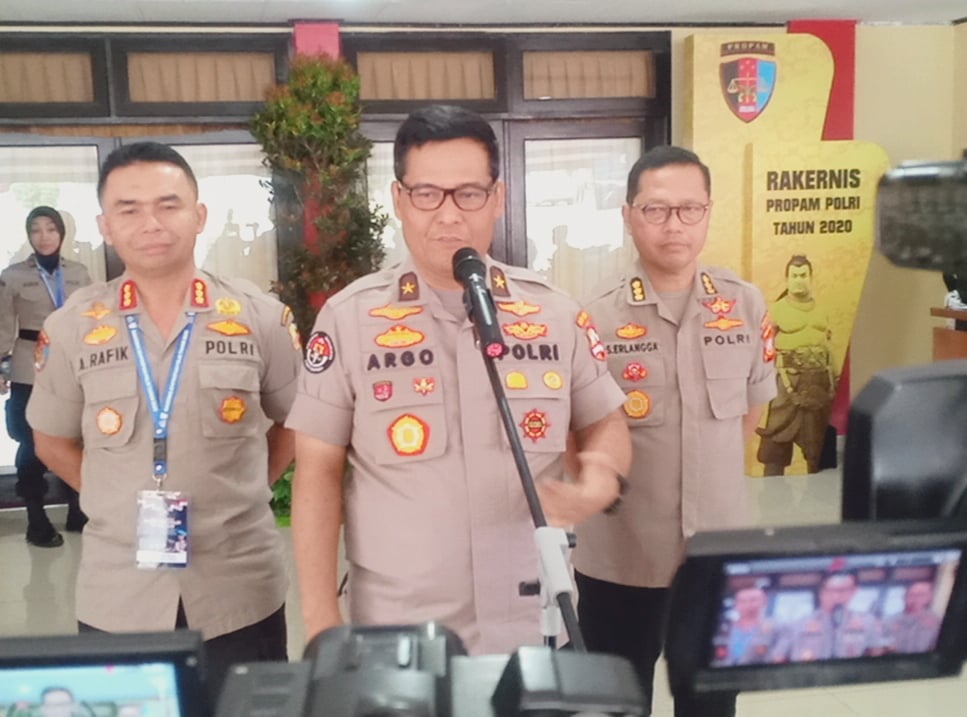 Kadiv Humas Polri Irjen Pol Argo Yuwono (tengah)