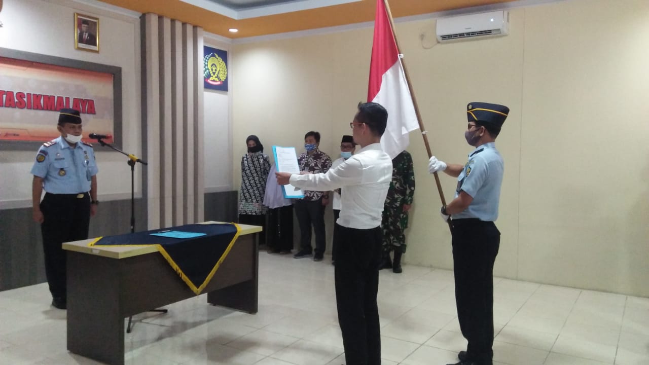 Napi teroris Napi teroris dari kelompok JAD ISIS  Deni Buldan Anwari menyatakan ikrar setia pada NKRI, Pancasila dan UUD 45.