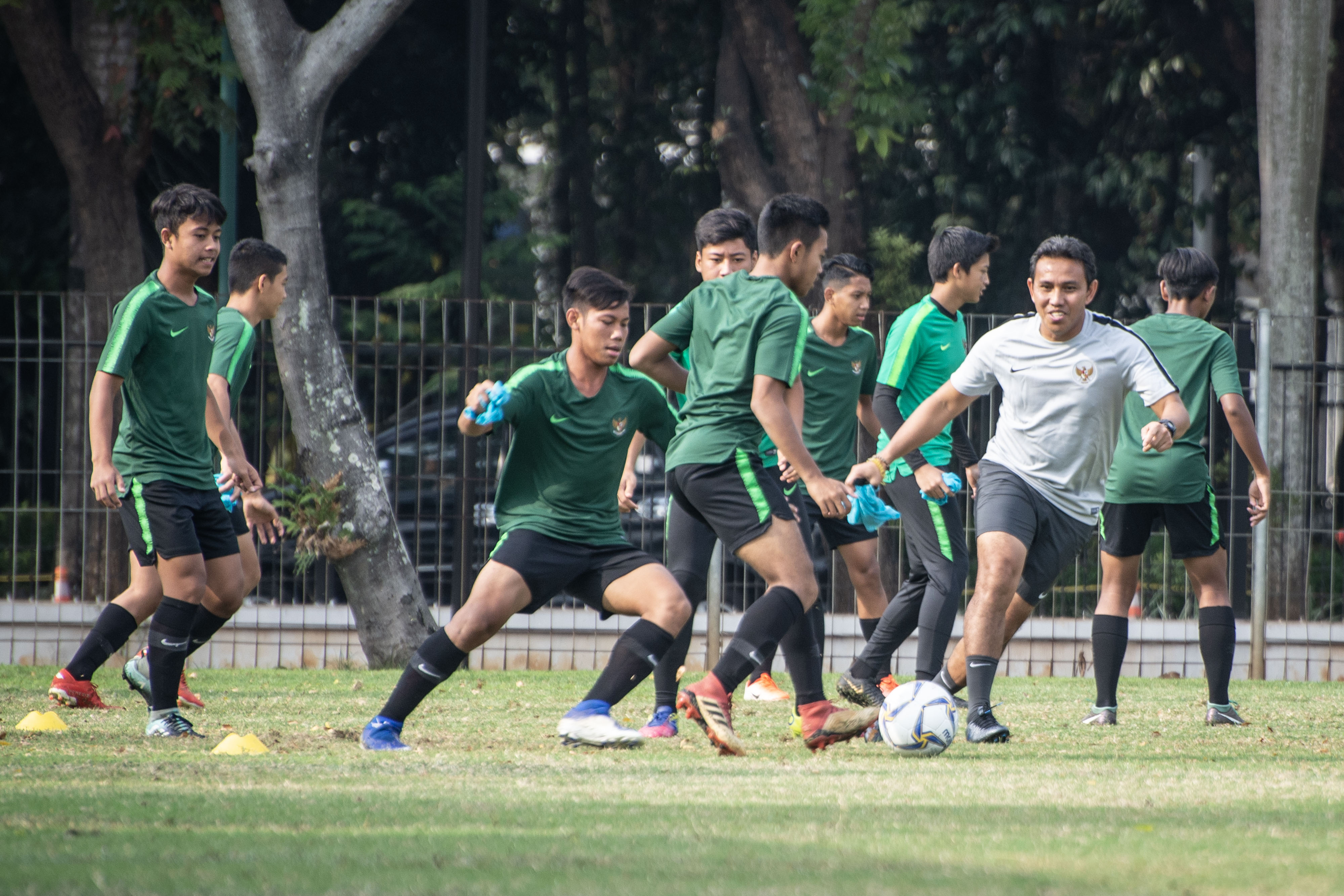 Pelatih Timnas U-16 Bima Sakti (kedua kanan) memimpin sesi latihan