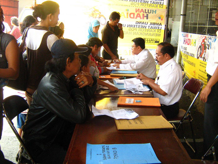 Sebanyak 74.718 Rumah Tangga Sasaran (RTS) menerima dana bantuan langsung tunai senilai Rp200 ribu di 34 kantor pos.