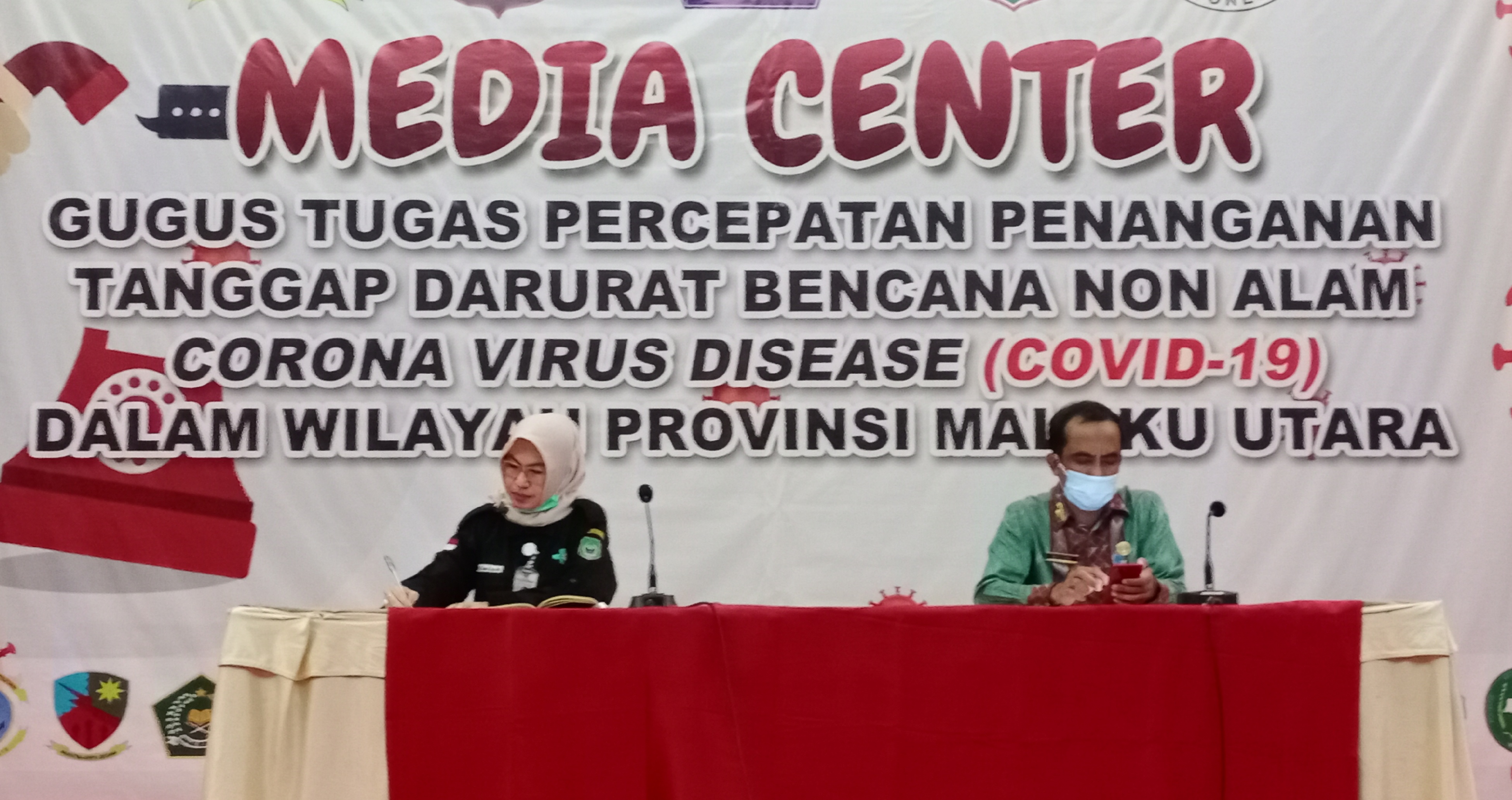  Juru bicara Gugus Tugas Percepatan Penanganan Covid-19 Maluku Utara, Alwia Asagaf  (kiri)