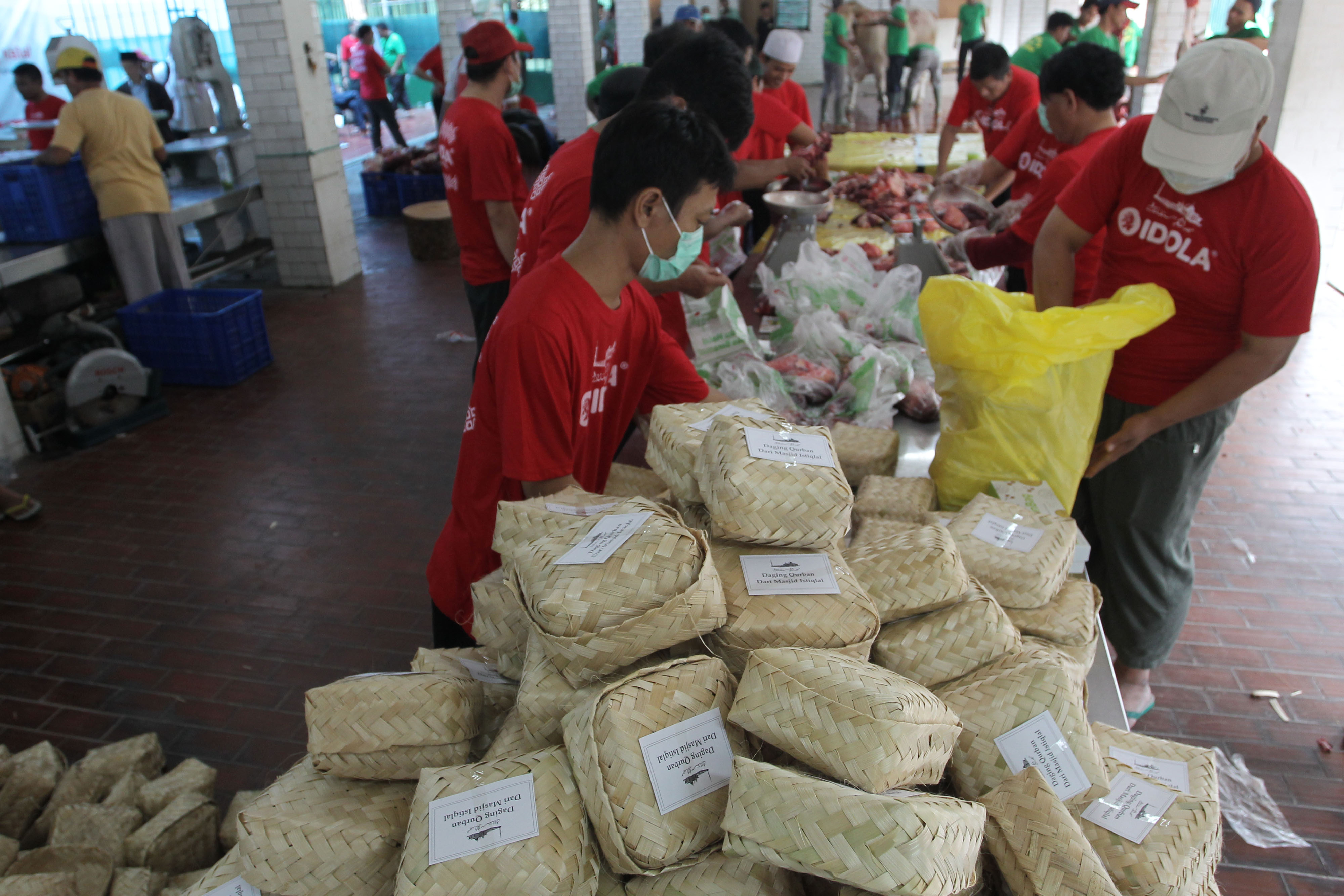 Pembagian daging hewan kurban menggunakan kemasan besk atau kotak anyaman bambu pada Idul Ahda 2019