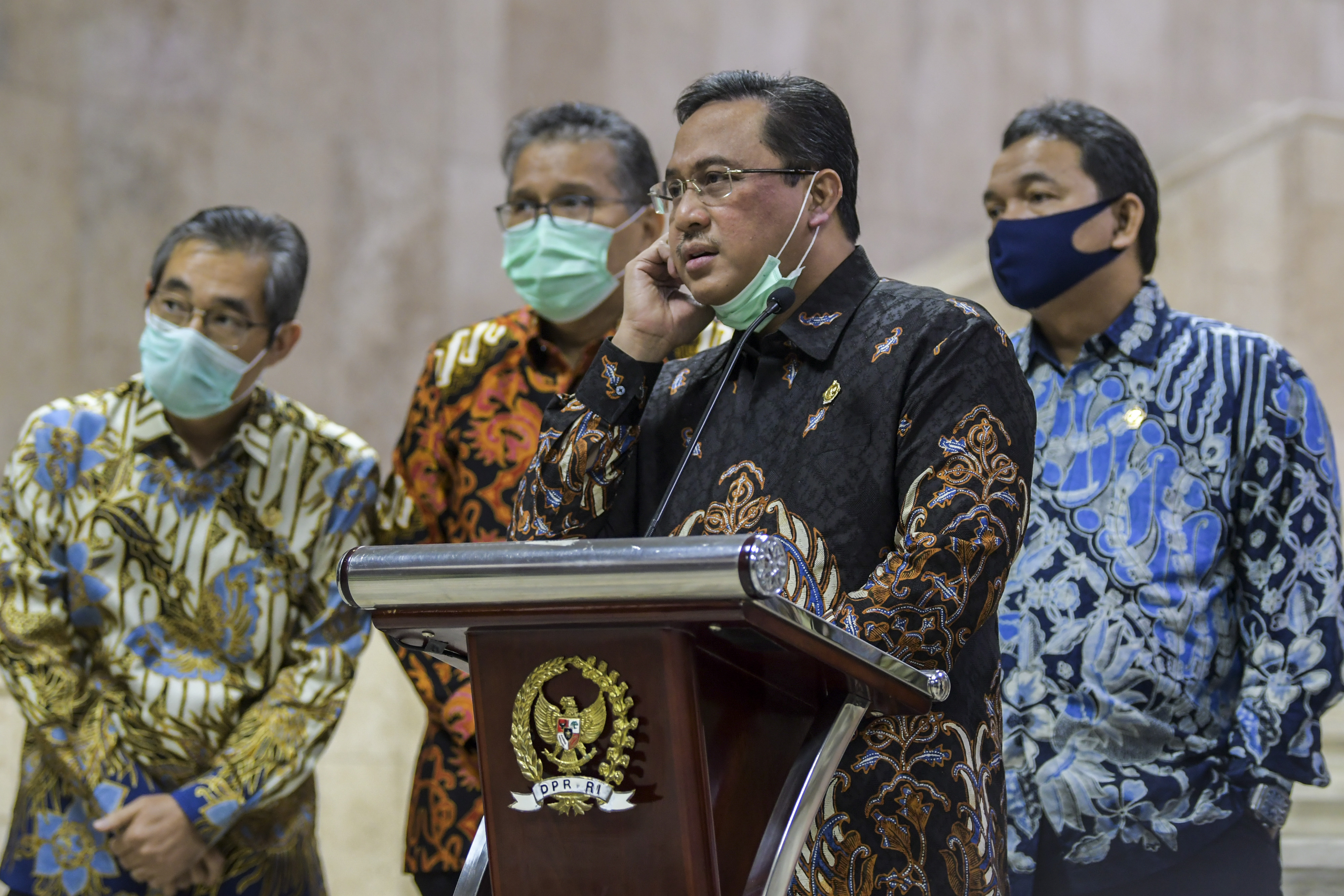 DPR MINTA BPK AWASI PENGELOLAAN DANA PENANGANAN COVID-19: Ketua Badan Pemeriksa Keuangan (BPK) RI Agung Firman Sampurna (kedua kanan) 