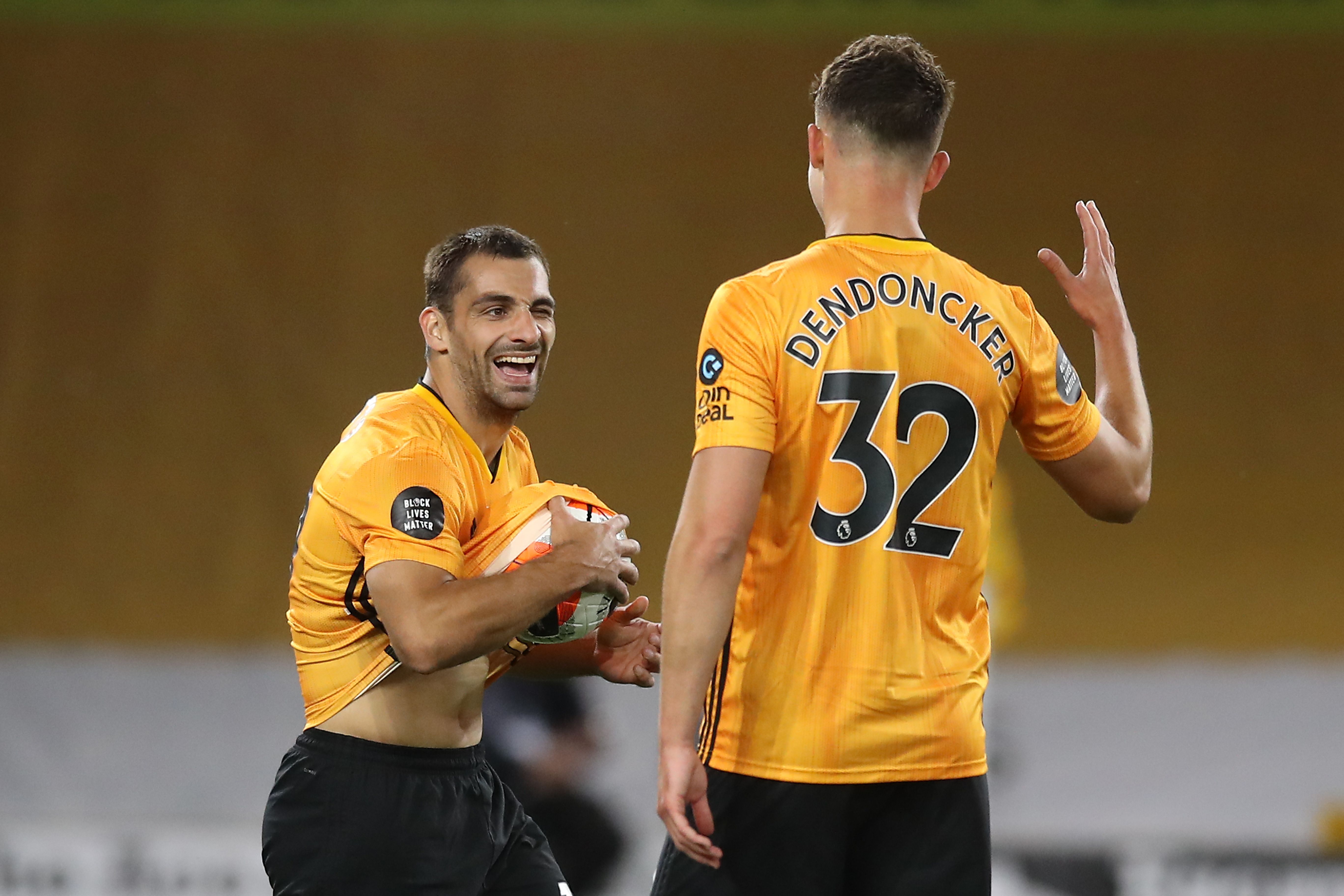 Bek Wolverhampton Jonny (kiri) melakukan selebrasi usai mencetak gol ke gawang Crystal Palace dalam laga lanjutan Liga Primer Inggris.