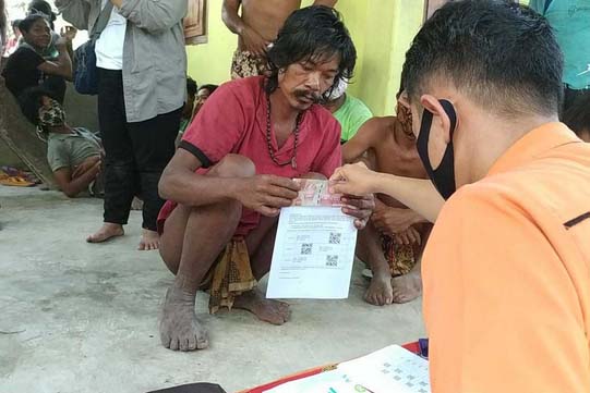 Mepak, salah satu kepala keluarga orang rimba di kawasan Sungai Terap, Kabupaten Batanghari, Jambi, Jumat (17/7) menerima Bansos Kemensos., 