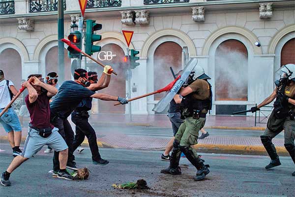 Pengunjuk rasa bentrok dengan polisi antihuru-hara saat demonstrasi di Athena, Yunani
