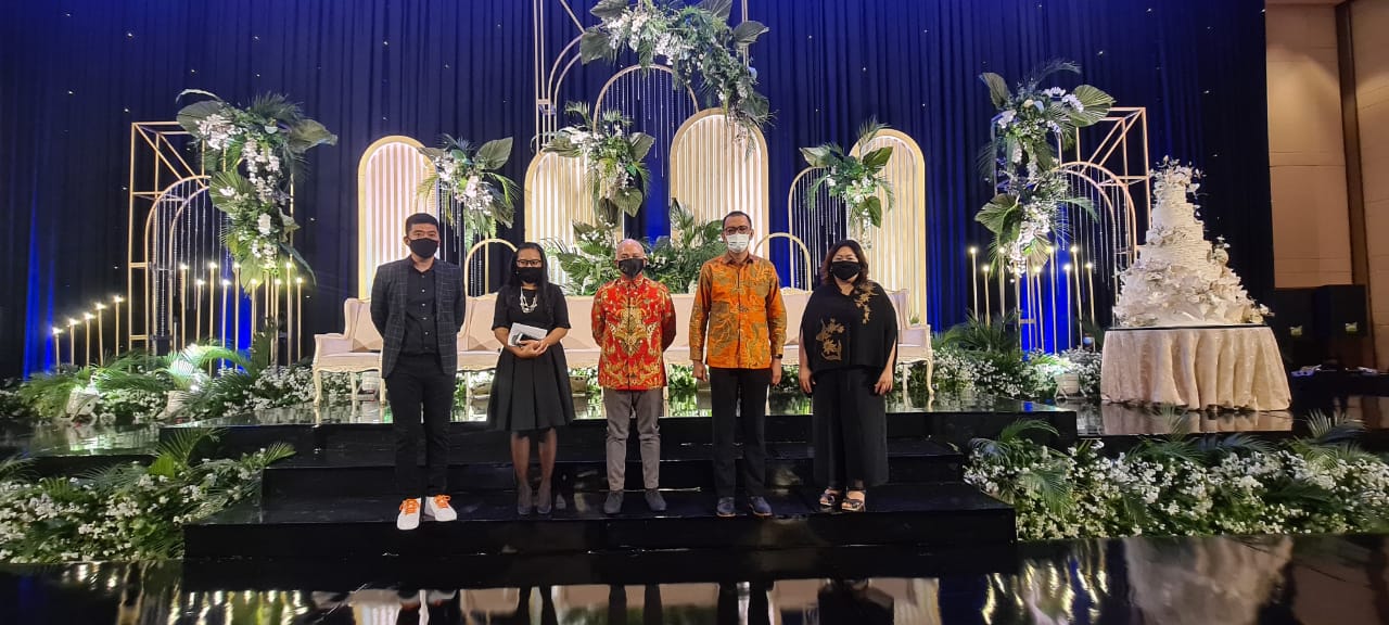 Simulasi acara pernikahan sesuai protap kesehatan pencegahan Covid-19 untuk mendorong pelaku usaha wedding bangkit.