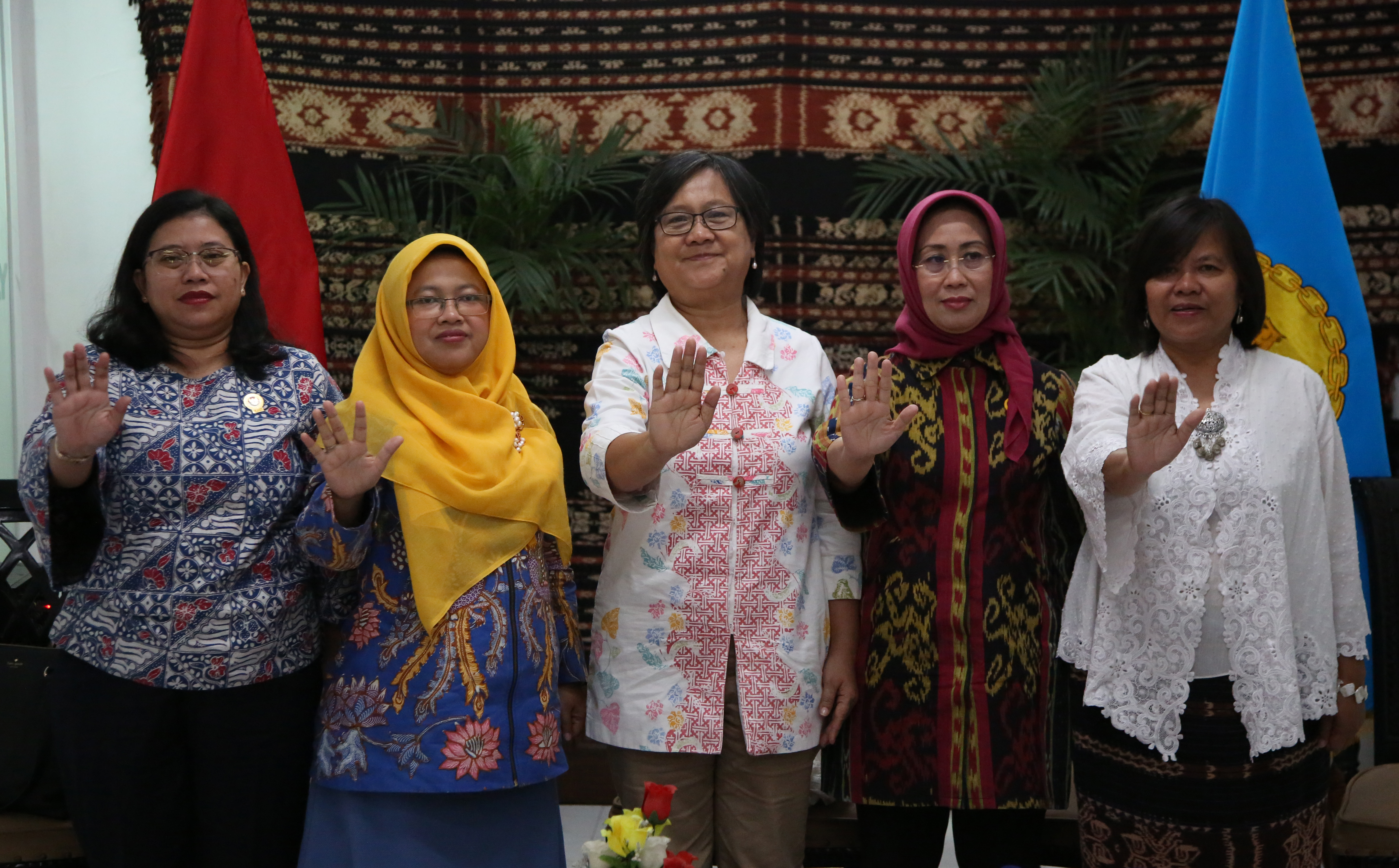 Wakil Ketua Komnas Perempuan, Yuniyanti Chuzaifah (kanan) mengaku tetap melayani masyarakat di tengah pandemi.