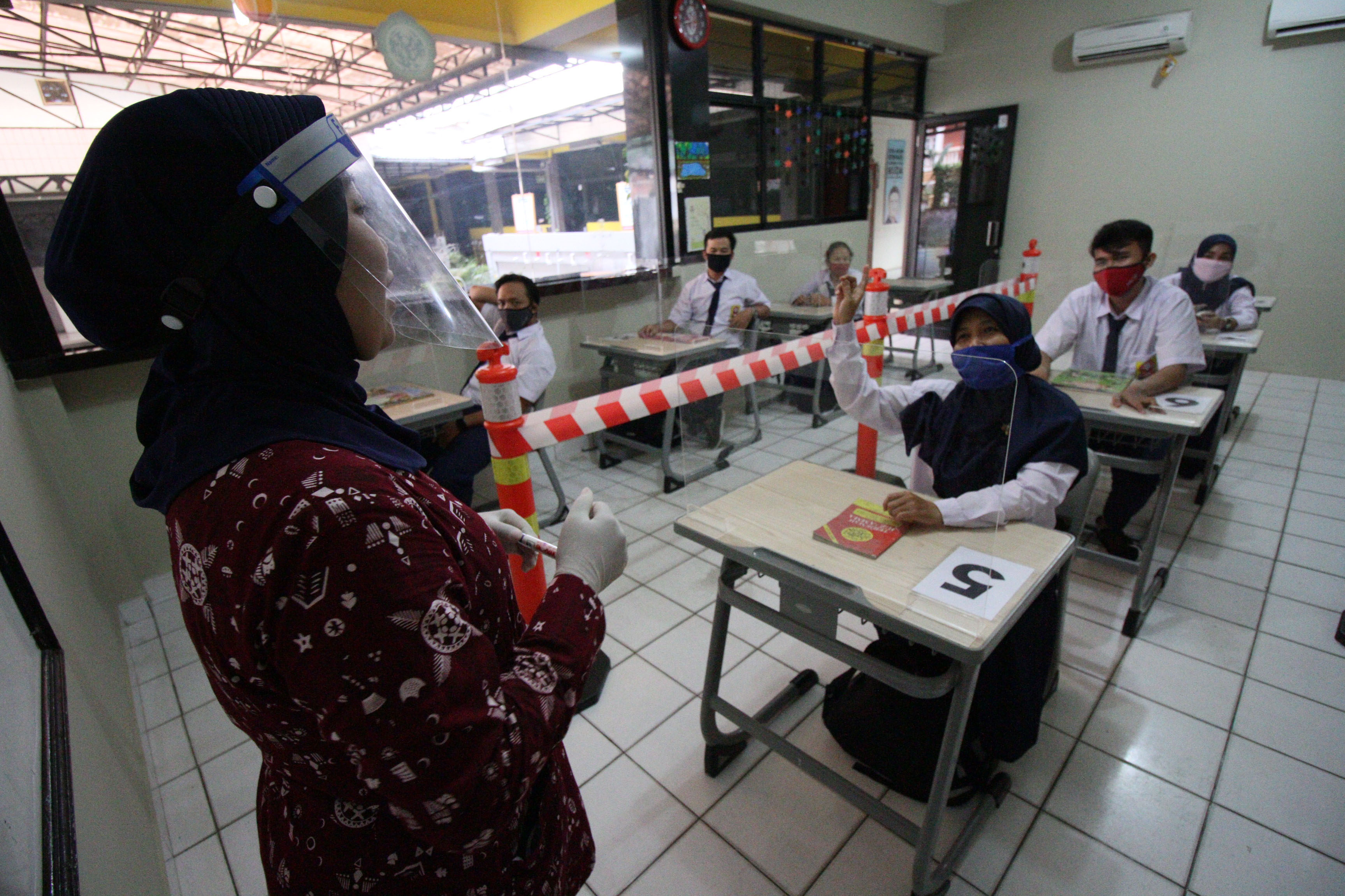 PERSIAPAN SEKOLAH: Para guru berperan sebagai murid saat simulasi kegiatan belajar mengajar di sekolah pada era new normal