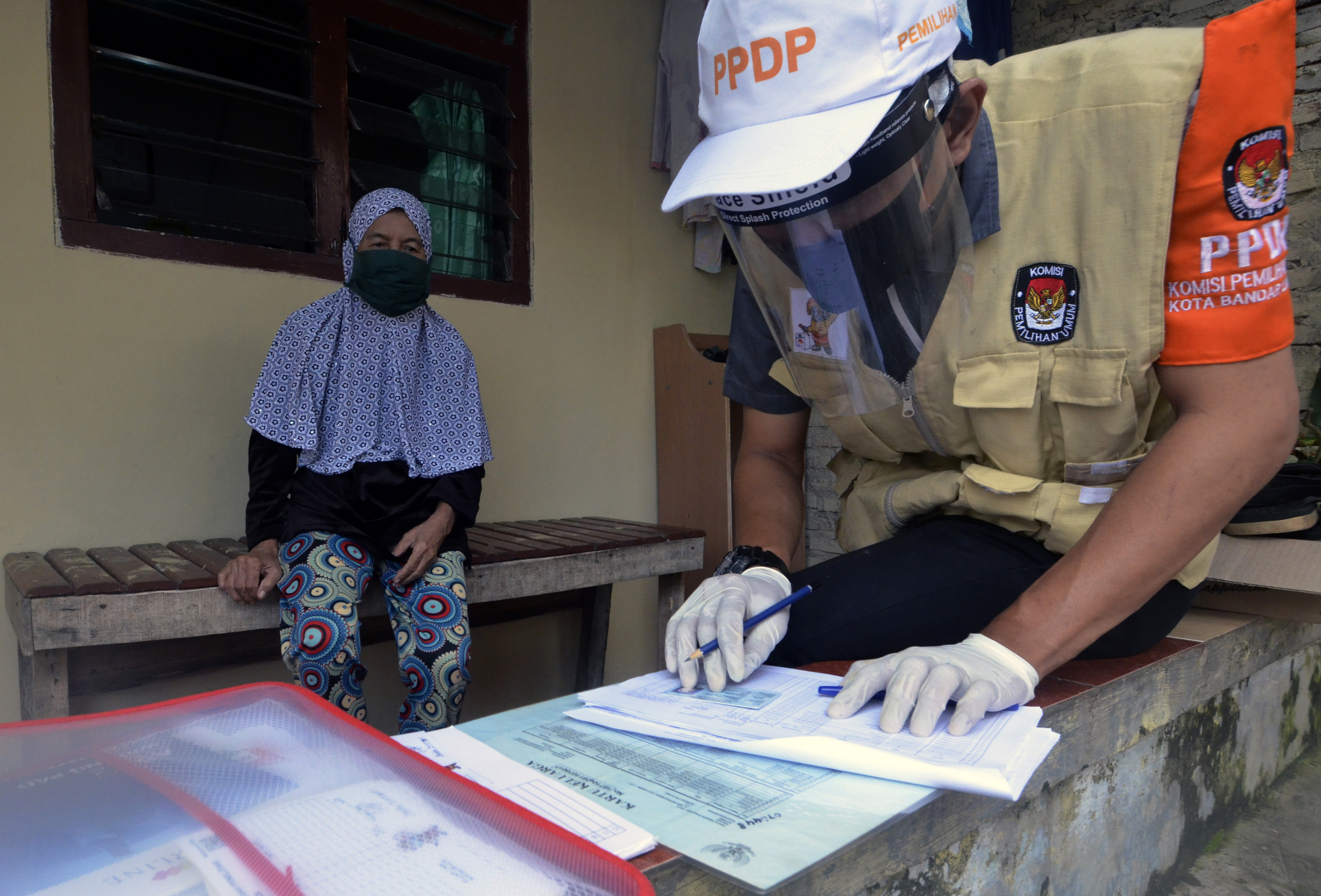 Petugas melakukan pencocokan dan penelitian daftar pemilih Pilkada Kota Bandar Lampung tahun 2020, Senin (20/7).