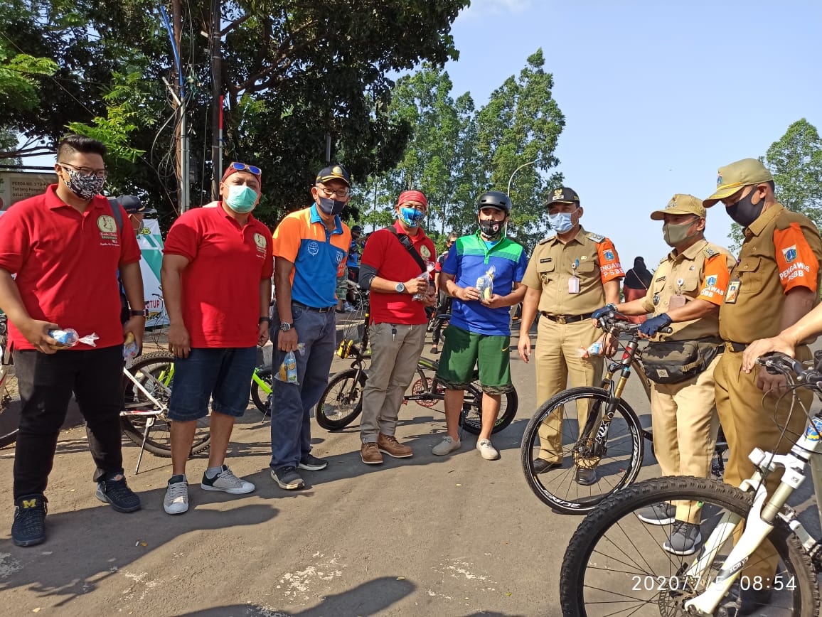 Li-Foundation melakukan aksi sosial dalam CFD di Kanal banjir Timur