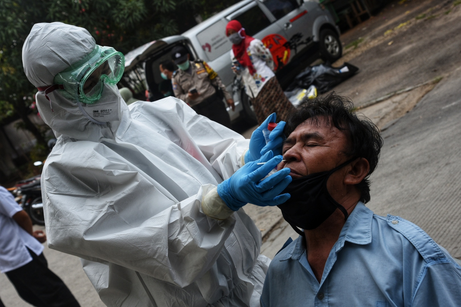 Petugas medis melakukan tes usap untuk mendeteksi Covid-19