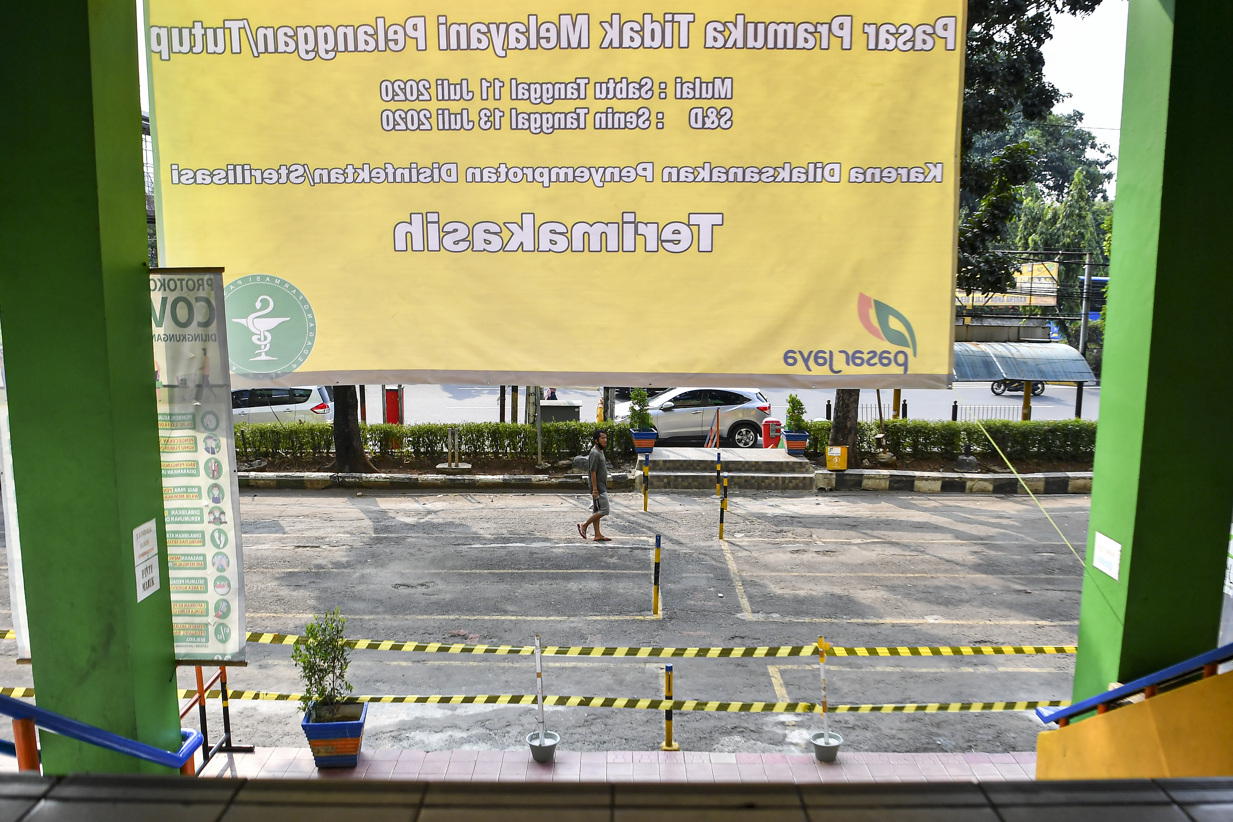 Pengelola Pasar Pramuka menutup sementara pasar tersebut menyusul satu orang pedagang terkonfirmasi positif COVID-19