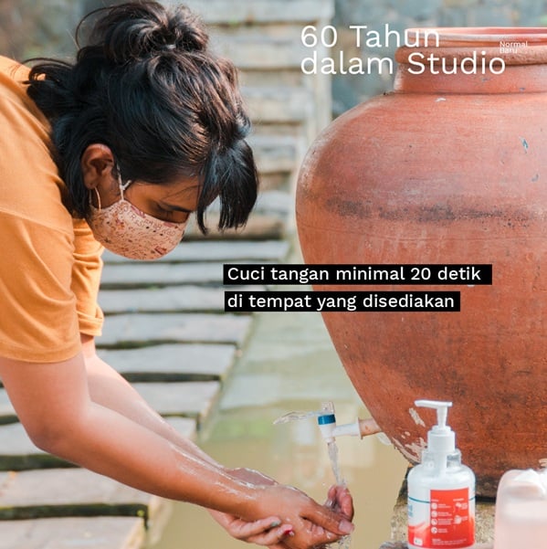 Salah satu instruksi protokol pameran “60 Tahun dalam Studio” sebelum masuk keruang pameran.