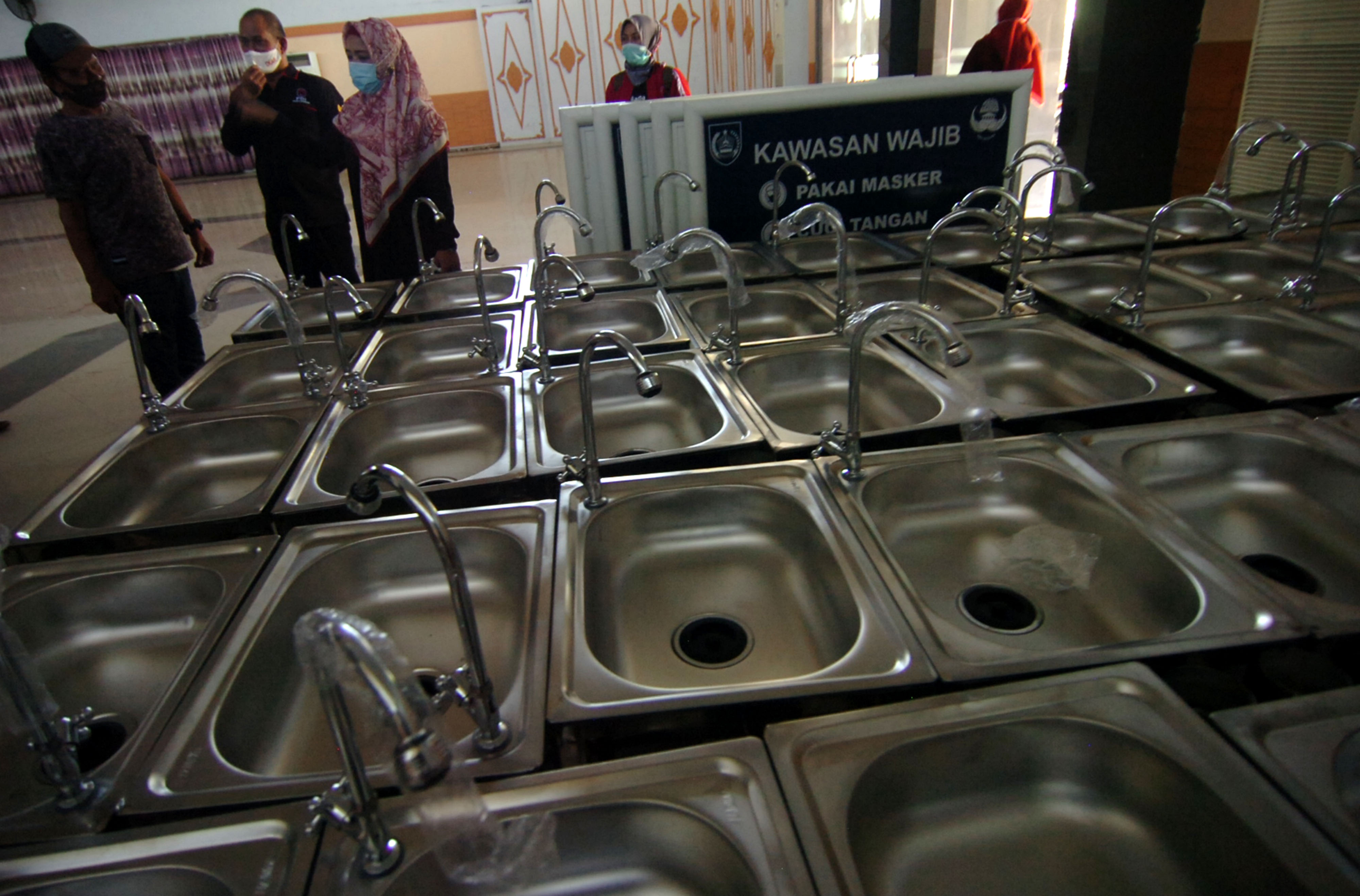 Anggota DPR RI Dewi Aryani saat meninjau tempat karantina Gedung Korpri Kabupaten Tegal yang kini ditutup sementara. 