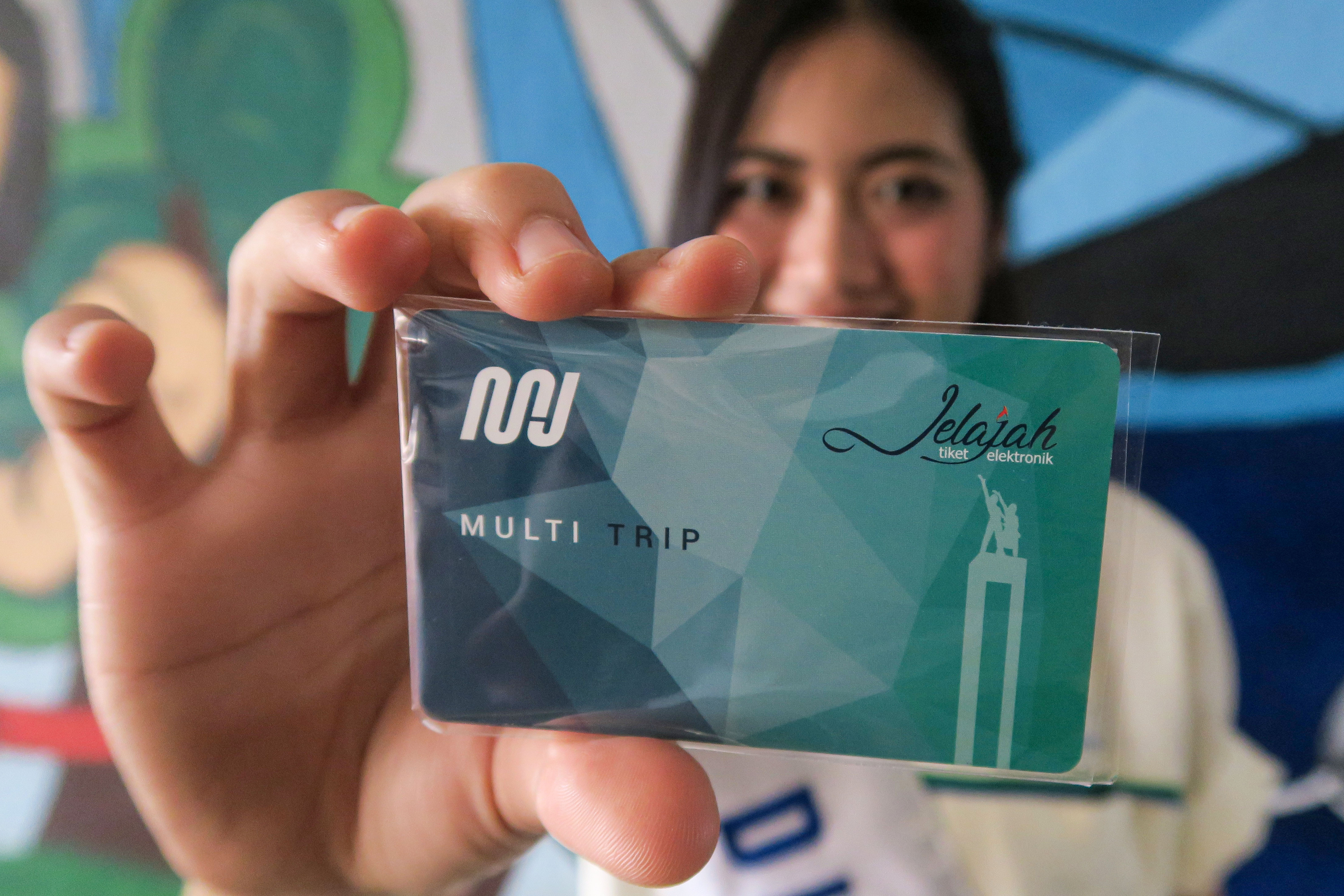 Seorang Duta Multi-Trip Ticket (MTT) menunjukkan kartu jelajah berganda di Terowongan jalan Kendal, Tosari, Jakarta.