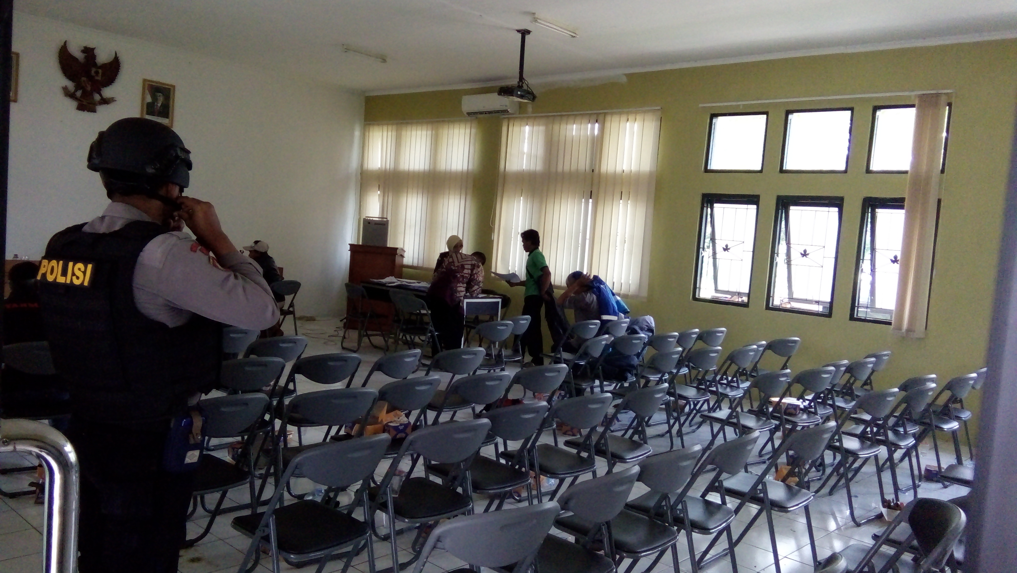  PERIKSA KELOMPOK TANI: Tim penyidik Kejaksaan Agung memeriksa kelompok tani yang menerima bantuan alat mesin pertanian tahun 2015. 