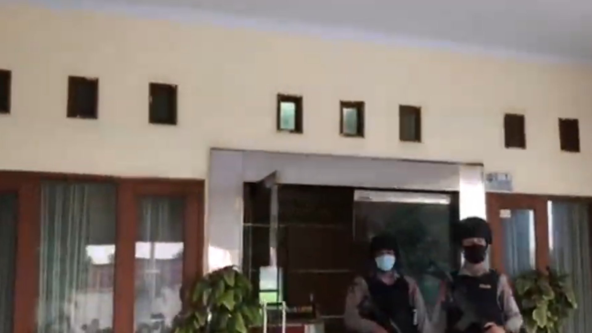 PK) melakukan penggeledahan rumah dinas Wali Kota, Pendopo, Kantor PUPR dan PT PMG di Kota Banjar dijaga ketat anggota Polisi bersenjata.