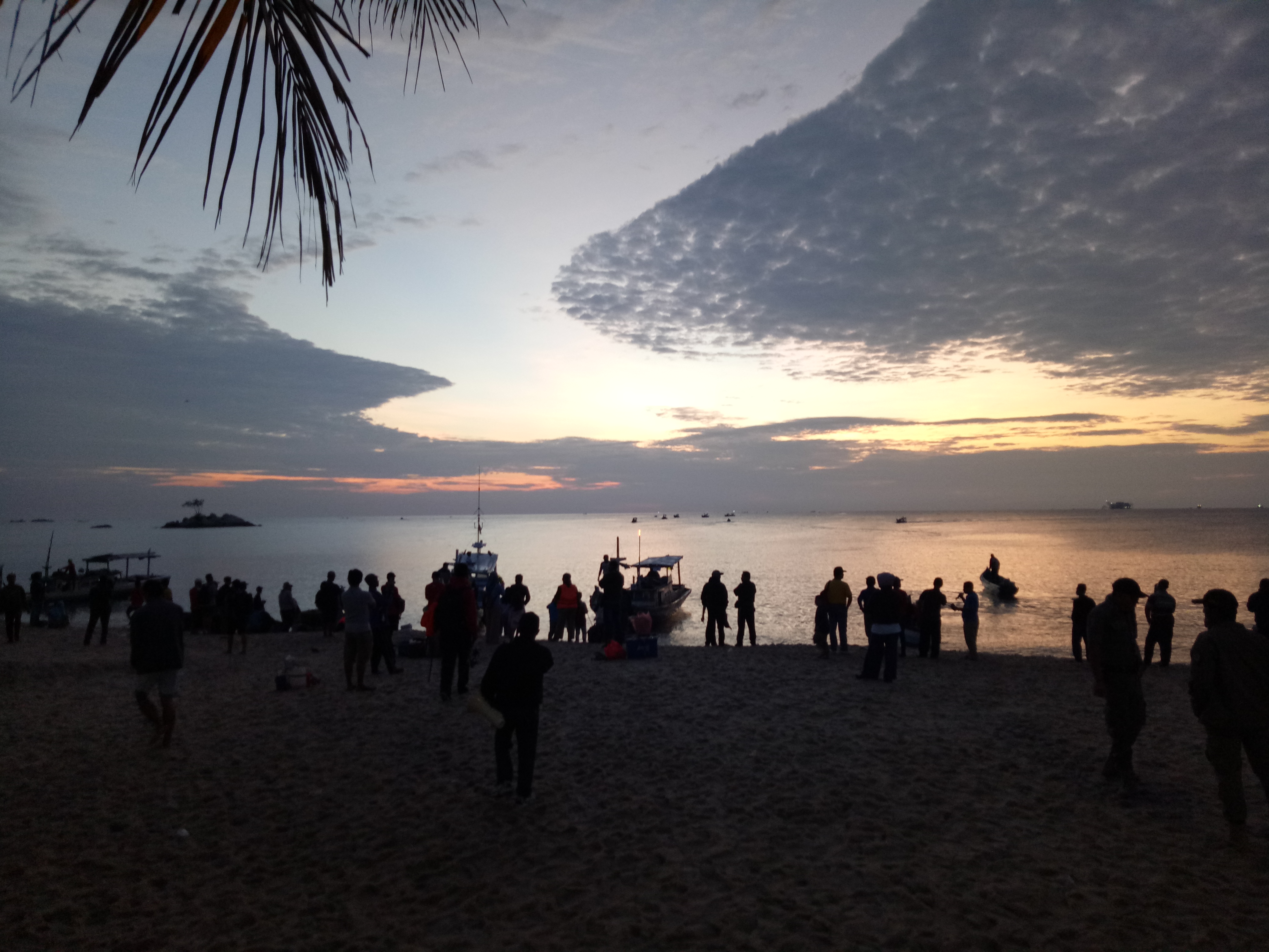 Suasana di kawasan wisata Pantai Indah Batu Bedaun Sungailiat di pulau Bangka