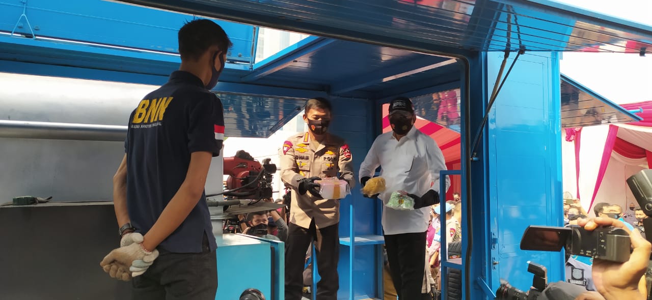 Kapolri Jenderal Pol Idham Aziz (tengah) menghadiri acara pemusnahan sabu