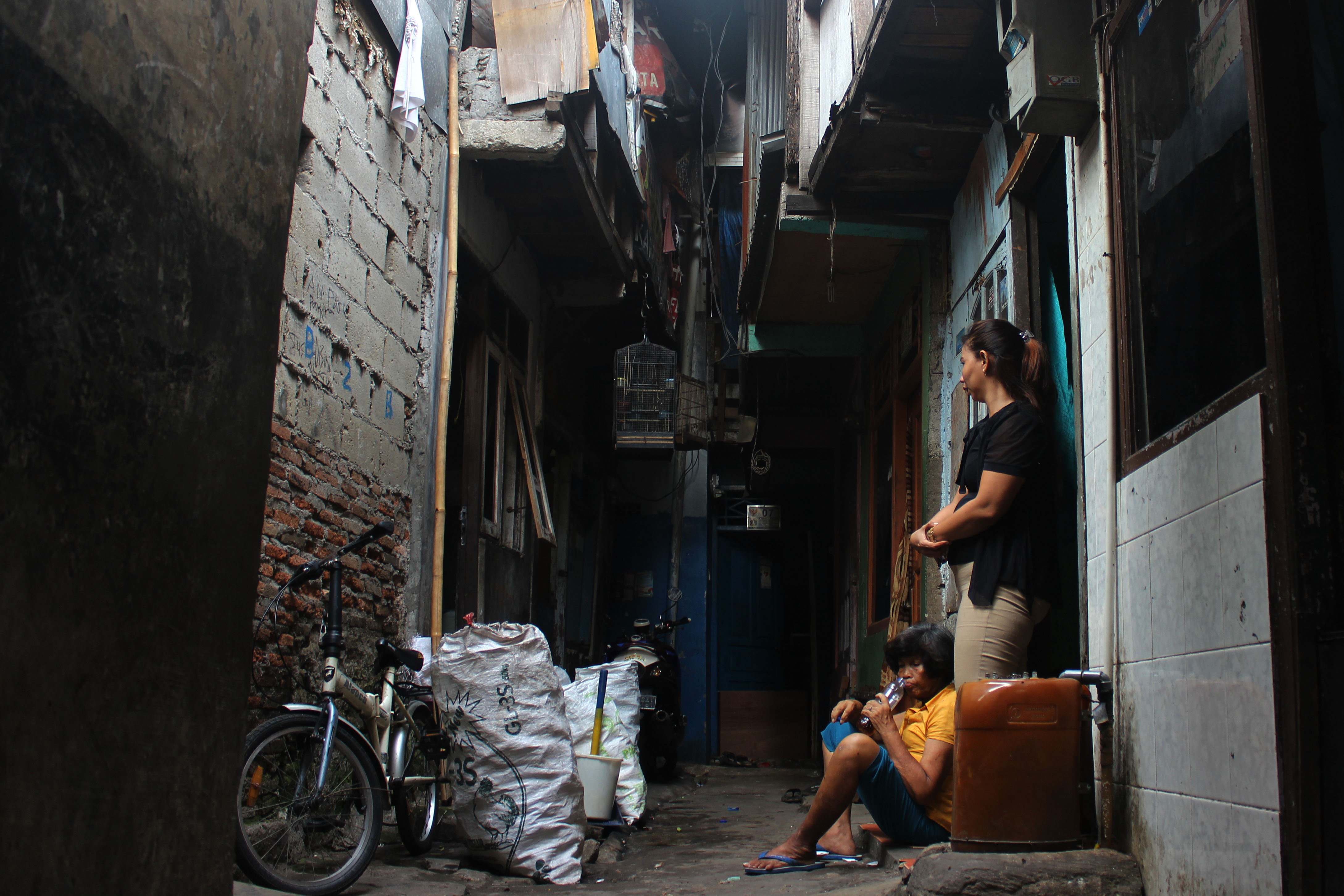  Warga bersantai di halaman rumah di Kampung tuyul, kawasan manggarai, Jakarta Selata