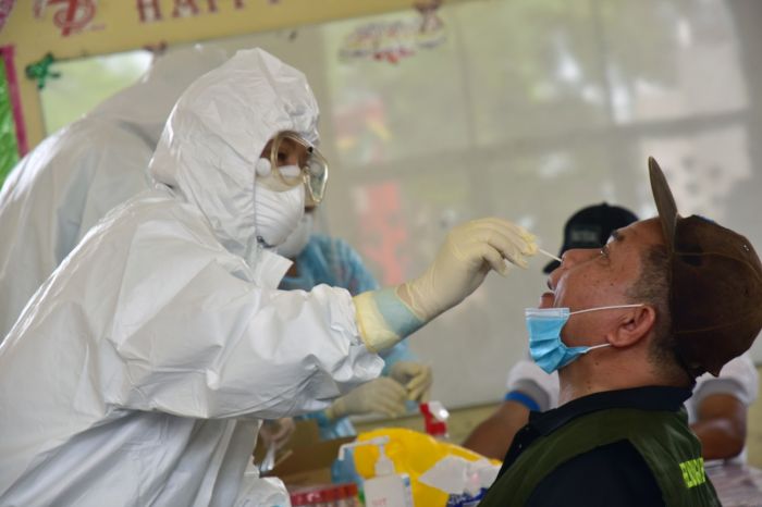  Petugas kesehatan melakukan swab test covid-19