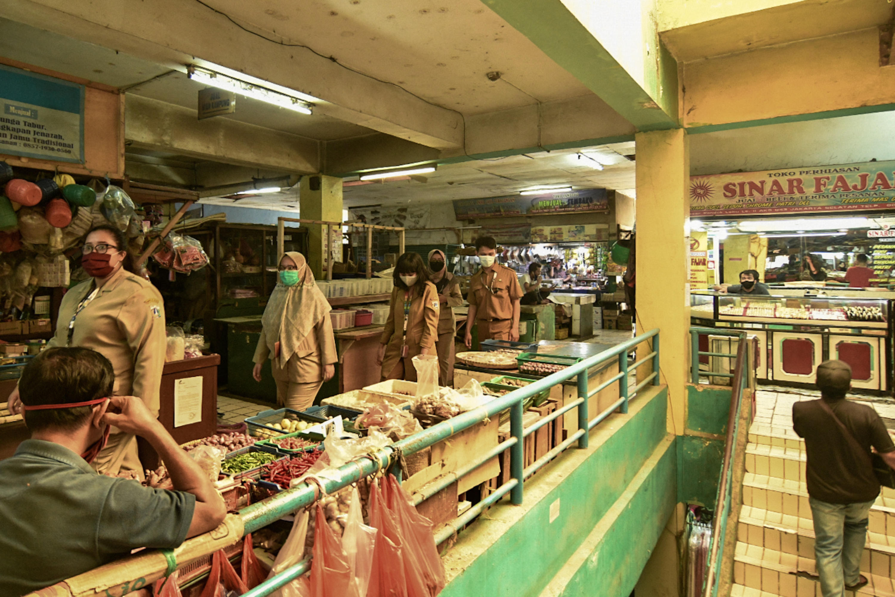 Petugas Aparatur Sipil Negara (ASN) melakukan peninjauan di Pasar Pondok Labu, Jakarta, Senin (6/7)