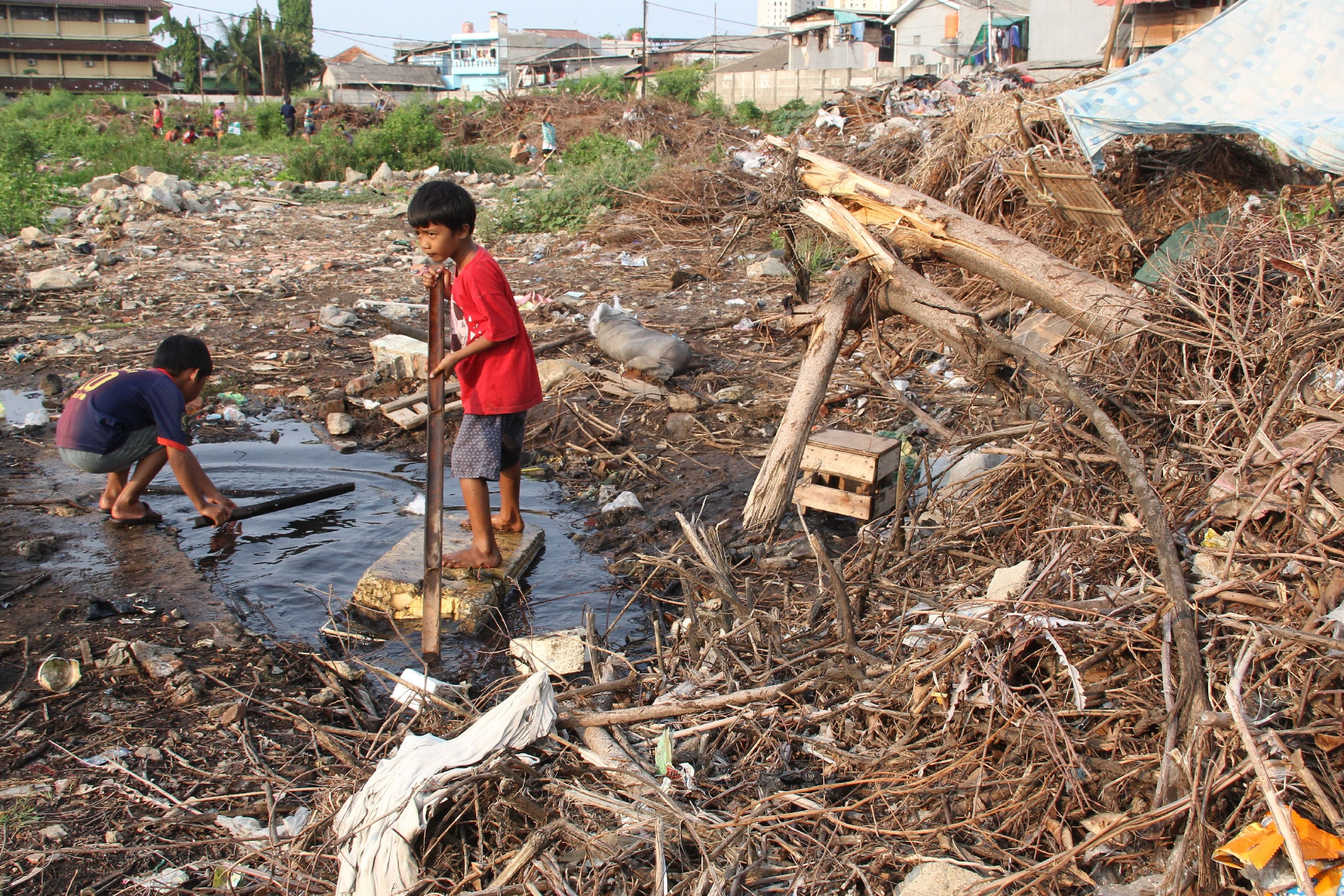 Tempat yang kotor membuat orang mudah terserang berbagai jenis penyakit, terutama penyakit kulit.