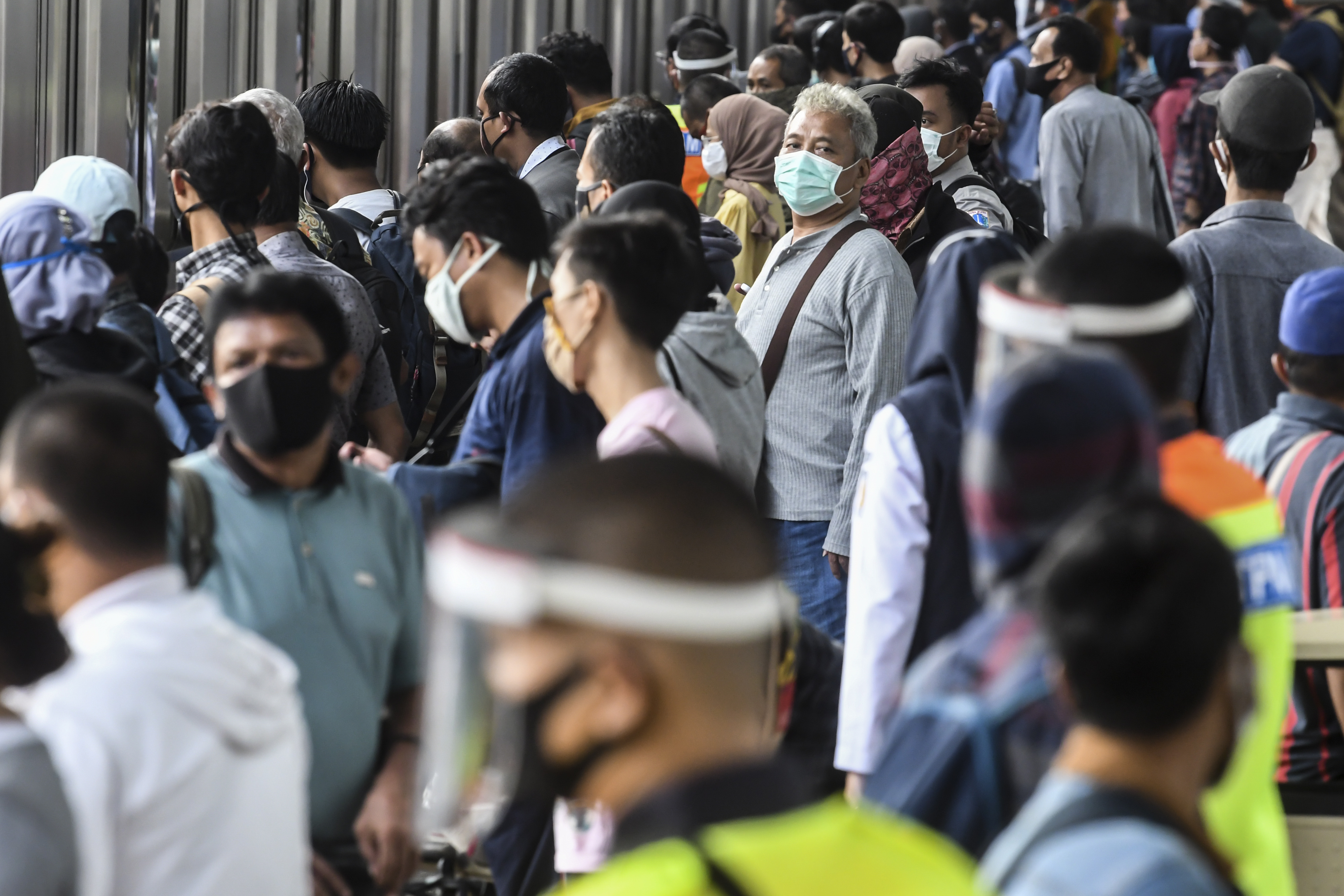 Penumpang kereta rel listrik (KRL) commuter line menunggu kereta di Stasiun Tanah Abang, Jakarta, Selasa (9/6/2020)