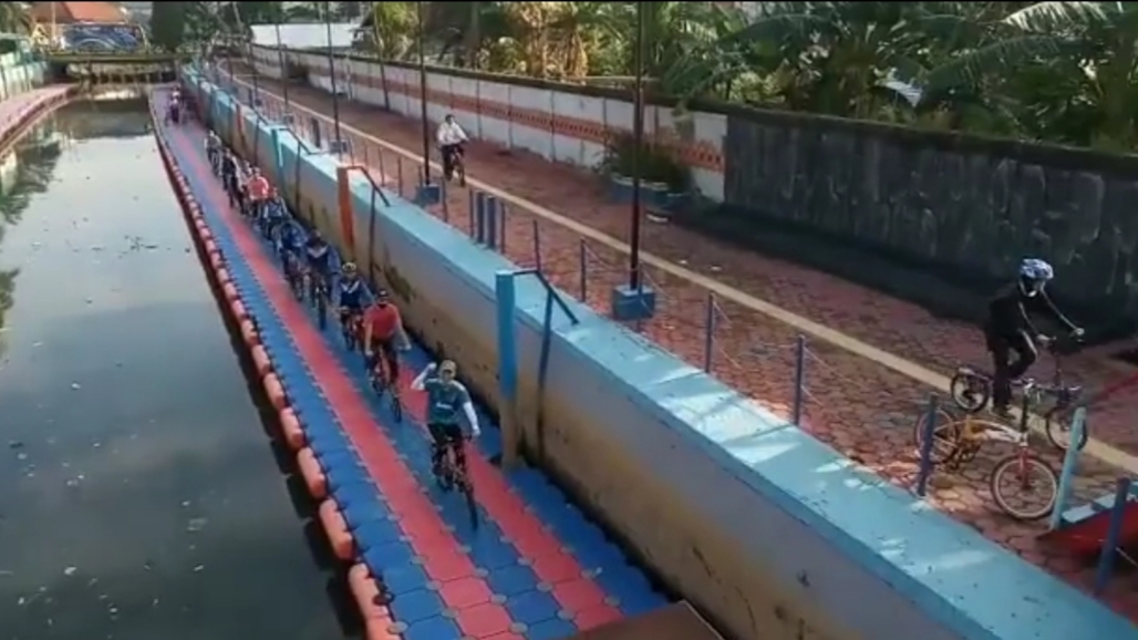 Pesepeda di Palembang menggunakan pedestrian Sungai Sekanak sebagai area perlintasan