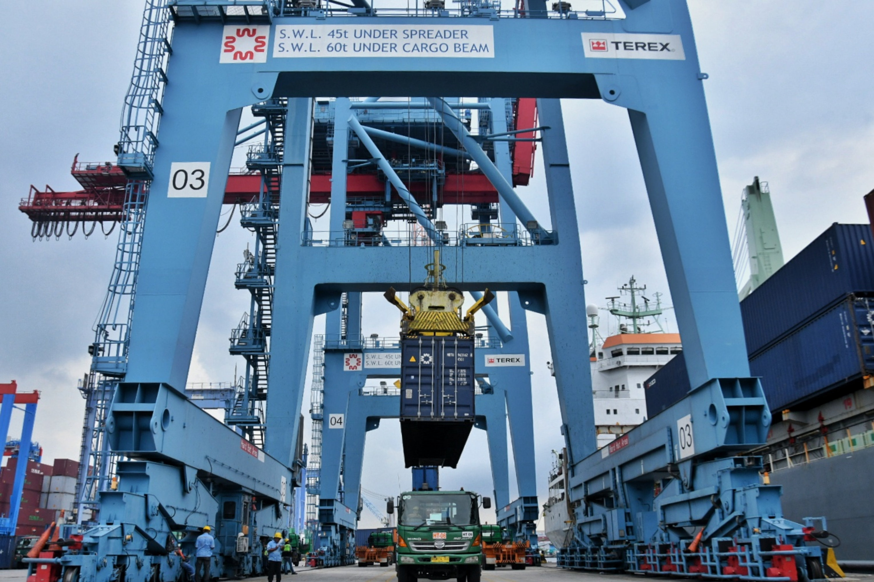 Aktivitas di Pelabuhan Tanjungpriok, Jakarta. Pelabuhan Tanjungpriok merupakan wilayah kerja PT Pelabuhan Indonesia II (Persero)/IPC.   