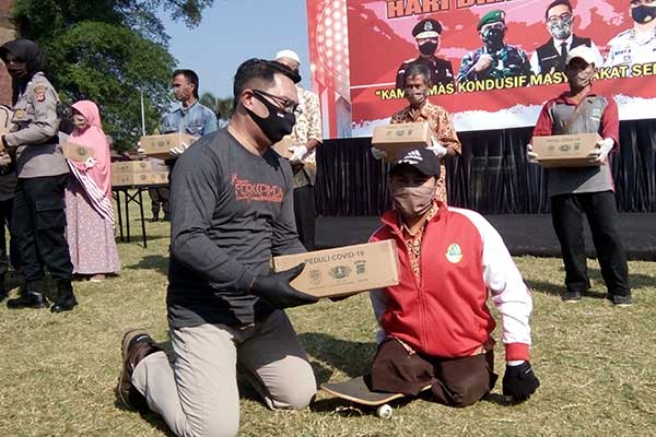 Gubernur Jawa Barat Ridwan Kamil, bakti sosial hari Bhayangkara ke-74, di lapangan Alun-alun Kecamatan Manonjaya, Tasikmalaya, kemarin.